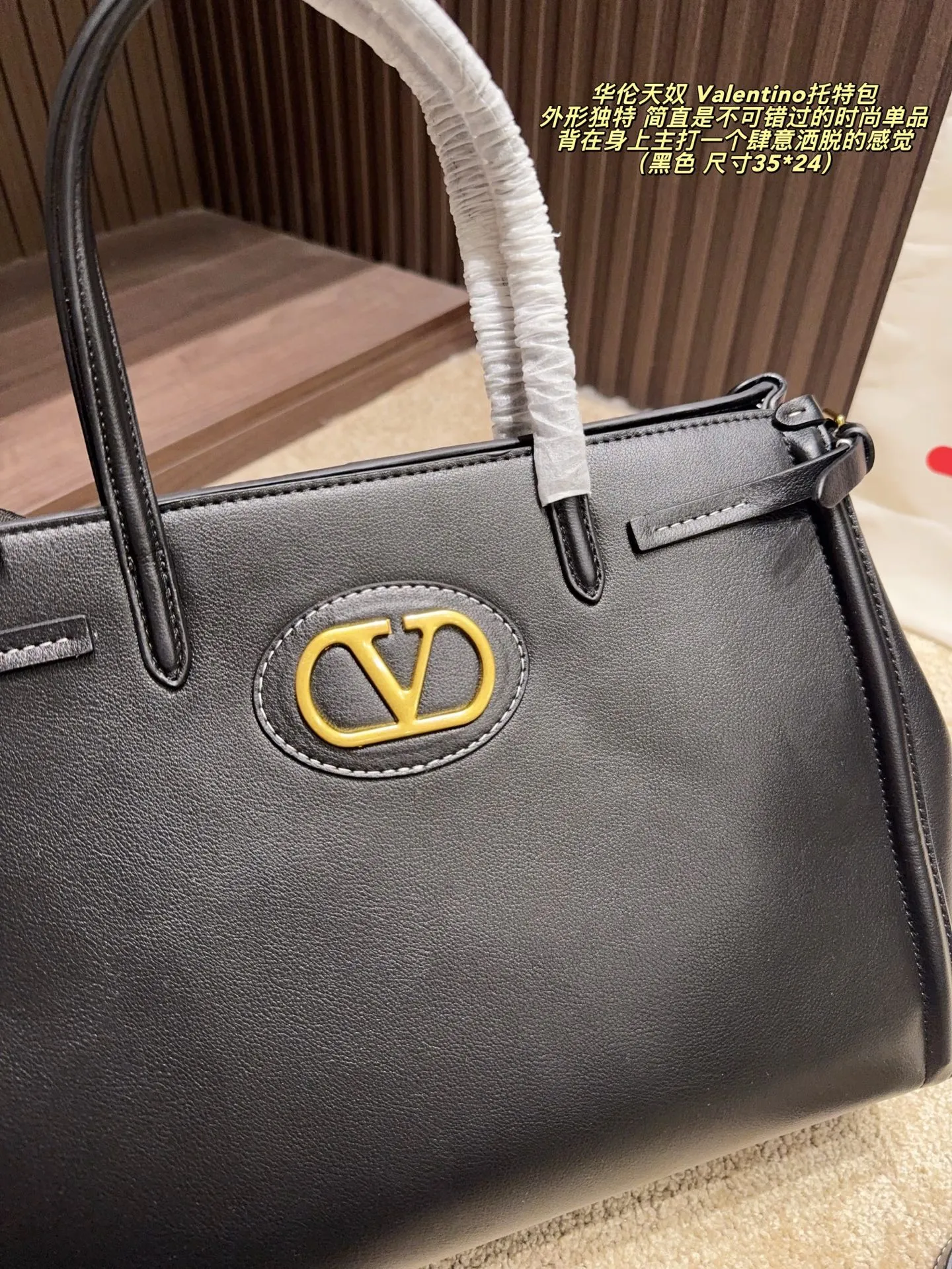 Cherry p480 without box ⚠️ size 35*24 p420 without box ⚠️ size 35*24 Valentino Tote bag has unlimited charm and unleashes your fashion attitude. It has a unique appearance and many lovely colors to choose from. It is a fashion item not to be missed. It is different from the softness of canvas bags. It gives a free and easy feeling when carried on the body. It is super textured and is loved by fashionistas.