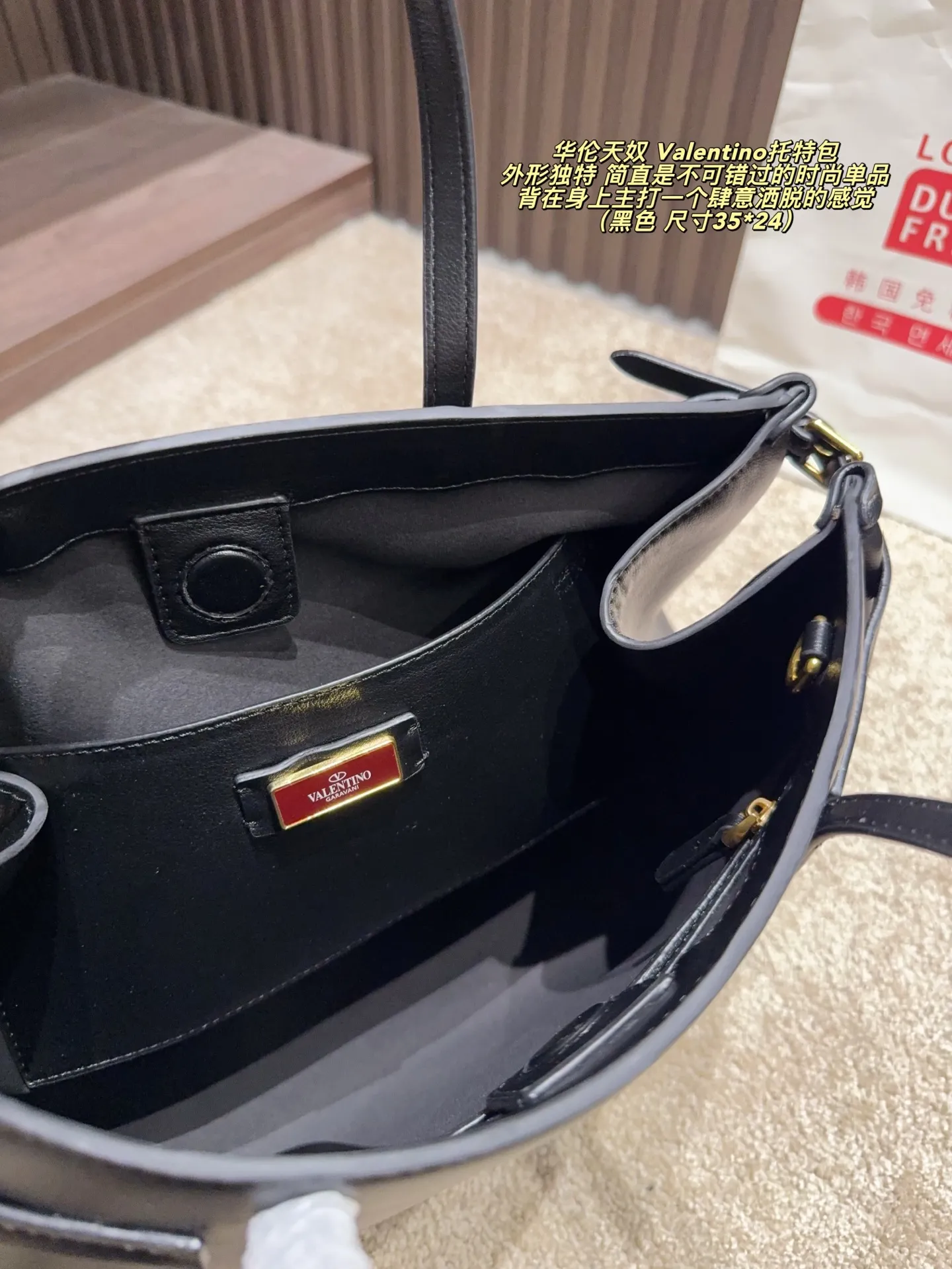 Cherry p480 without box ⚠️ size 35*24 p420 without box ⚠️ size 35*24 Valentino Tote bag has unlimited charm and unleashes your fashion attitude. It has a unique appearance and many lovely colors to choose from. It is a fashion item not to be missed. It is different from the softness of canvas bags. It gives a free and easy feeling when carried on the body. It is super textured and is loved by fashionistas.