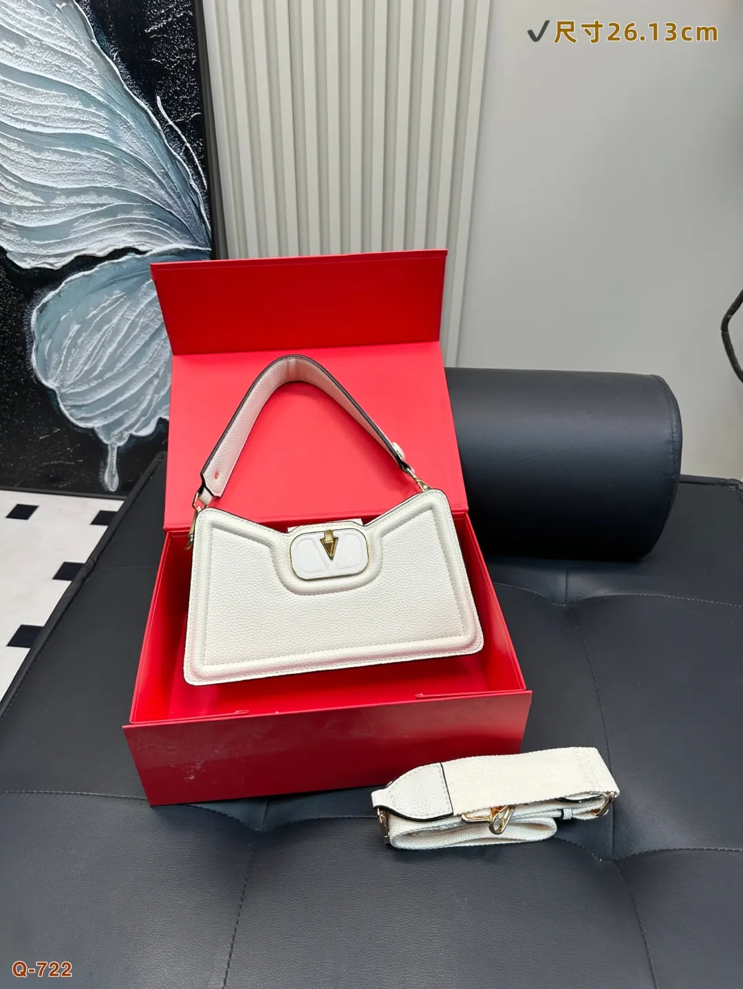💰290 with folding box Valentino AllknotsA cross-body bag is exquisite and beautiful, high-end and elegant. It is easy to handle, no matter the clothes or the season. It can be used all year round. It can be salty or sweet. It can be carried by a tall girl, and it can be carried by a small girl with a royal temperament. It is a sweet girl. Size: 26.13cm