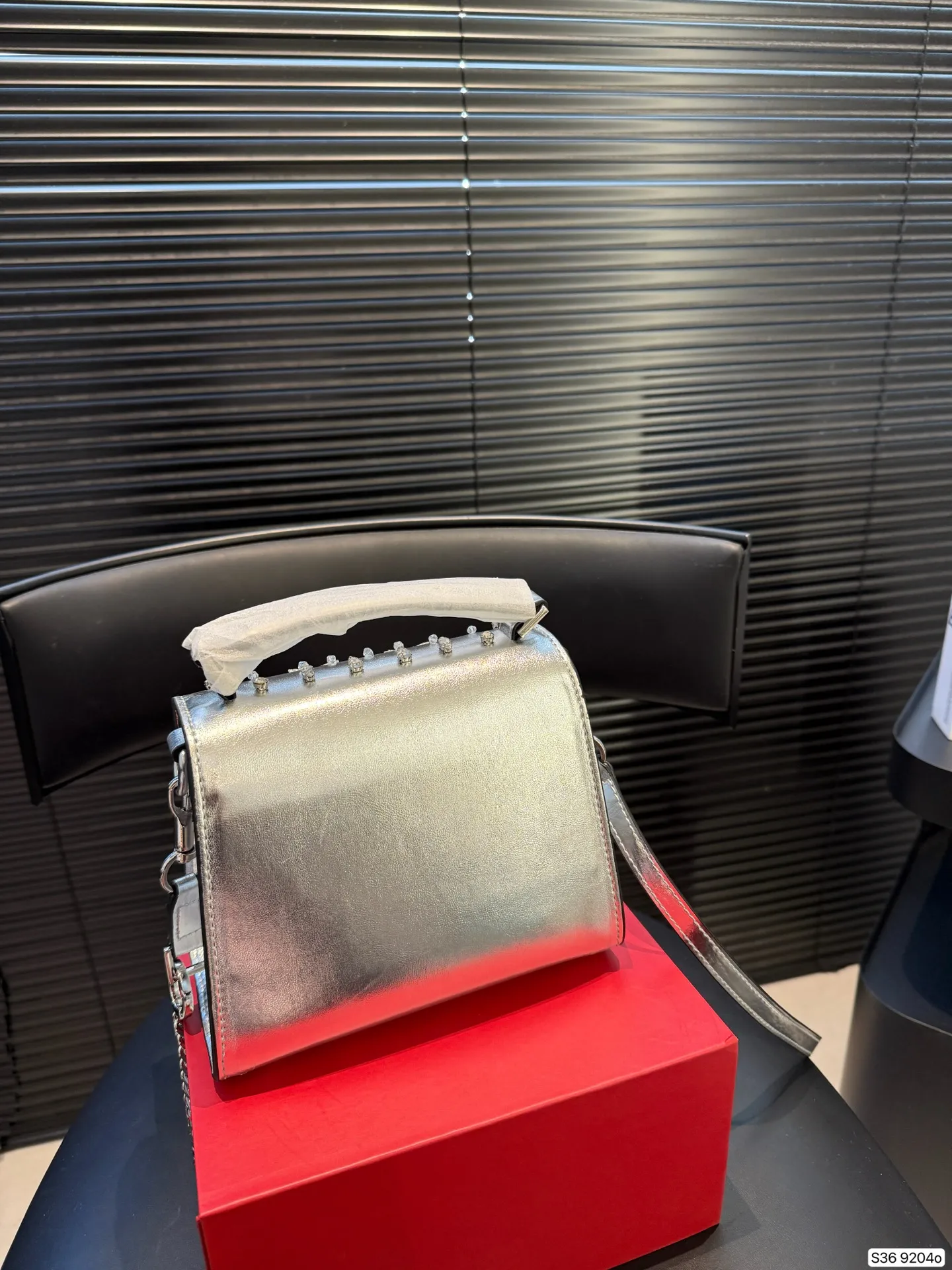 P460 comes with a folding box. This time Valentino has really stepped up its game. It is favored by celebrities from all walks of life ~ The simple design is not only artistic but also exquisite. Premium size: 18 15 Item No. 9204