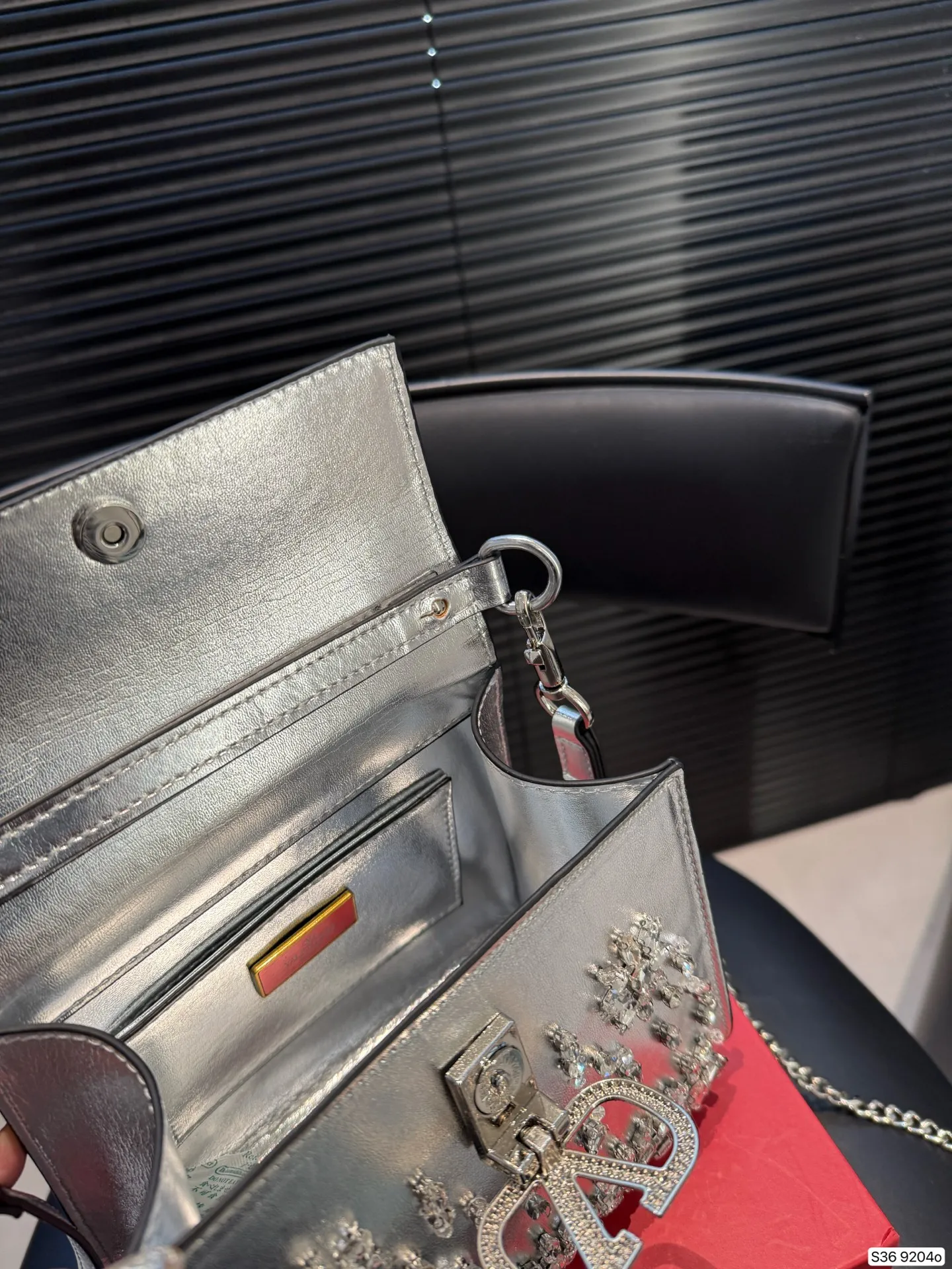 P460 comes with a folding box. This time Valentino has really stepped up its game. It is favored by celebrities from all walks of life ~ The simple design is not only artistic but also exquisite. Premium size: 18 15 Item No. 9204