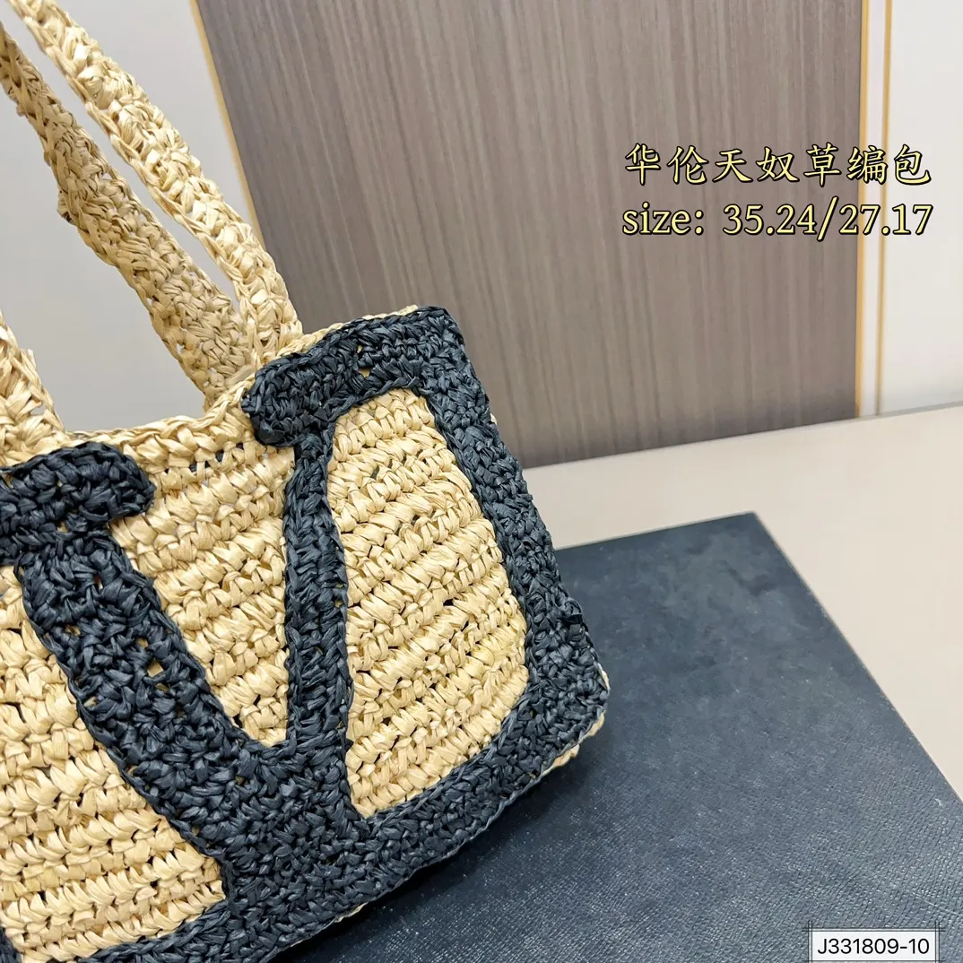 💰250 ⚠️Size 35*24 💰230⚠️Size 27*17 Valentino raffia woven handbag Raffia handbag, the weaving process is delicate and tough. Raffia, also known as "love grass", has a sweet meaning and lights up the leisurely mood of summer.