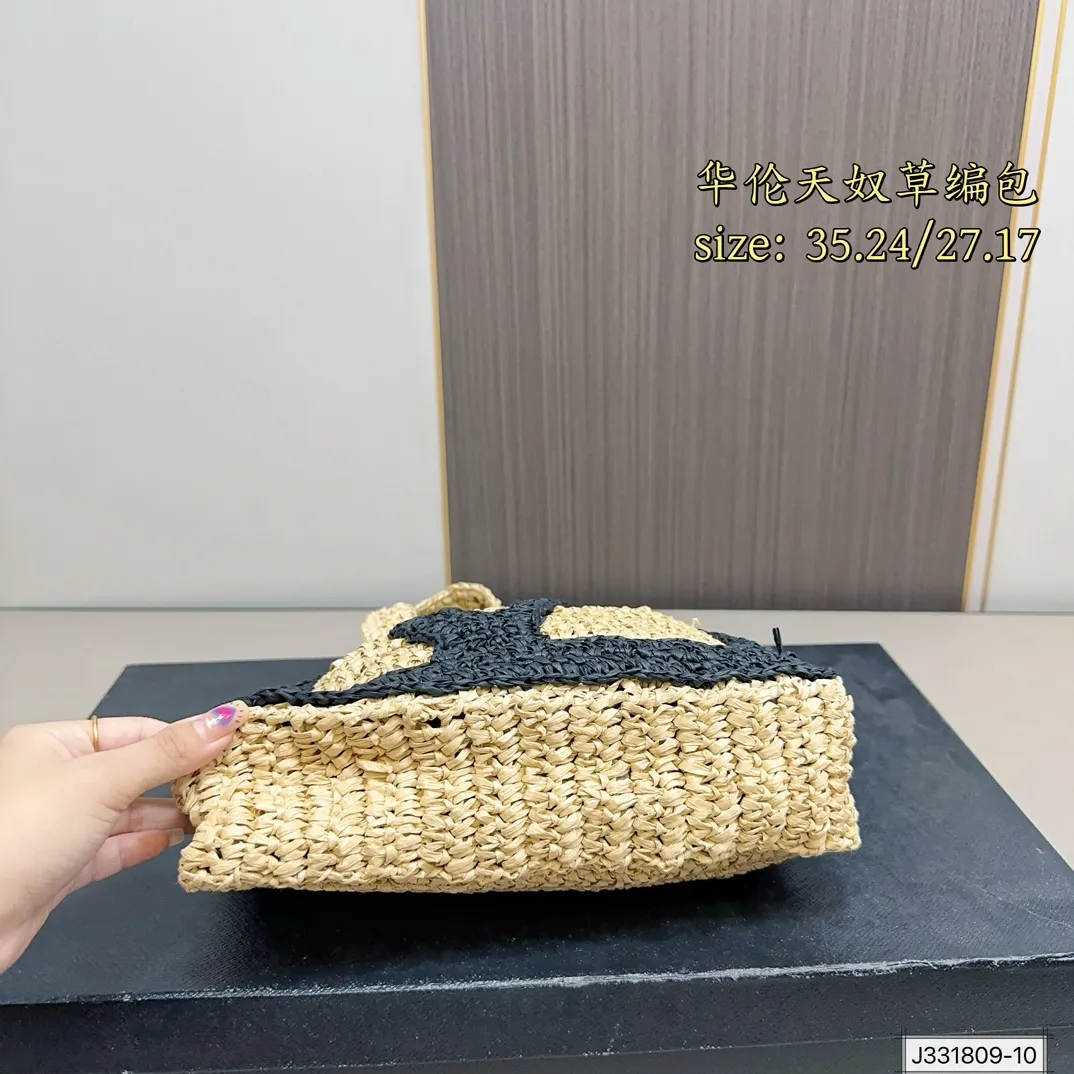 💰250 ⚠️Size 35*24 💰230⚠️Size 27*17 Valentino raffia woven handbag Raffia handbag, the weaving process is delicate and tough. Raffia, also known as "love grass", has a sweet meaning and lights up the leisurely mood of summer.