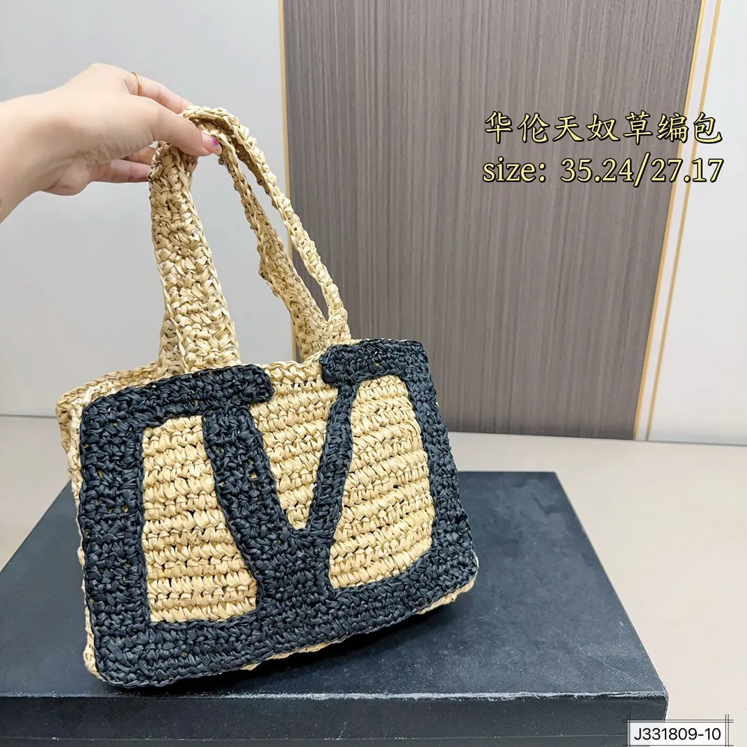 💰250 ⚠️Size 35*24 💰230⚠️Size 27*17 Valentino raffia woven handbag Raffia handbag, the weaving process is delicate and tough. Raffia, also known as "love grass", has a sweet meaning and lights up the leisurely mood of summer.