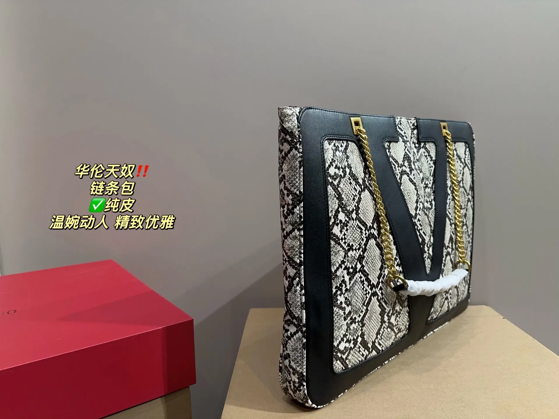 ✅Pure leather P420 with folding box ⚠️Size 44.33 Valentino chain bag I bought this one immediately when I saw it! It really shows off your temperament. I can already imagine how elegant it would look with a dress~ It can be worn cross-body or carried under the armpit, which is very convenient!