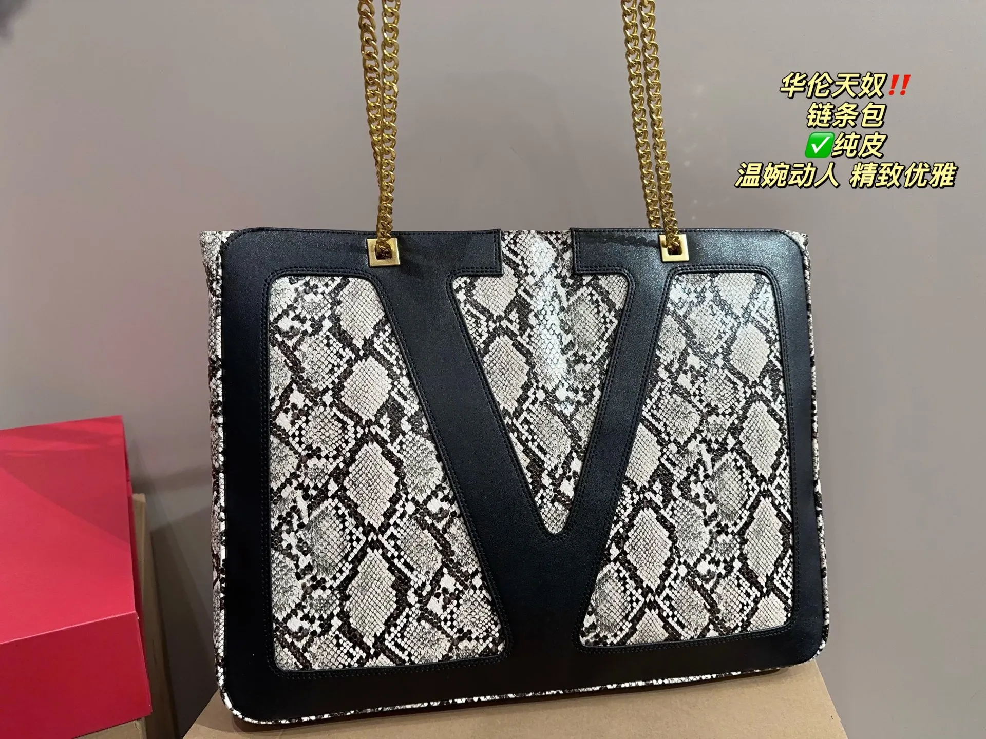 ✅Pure leather P420 with folding box ⚠️Size 44.33 Valentino chain bag I bought this one immediately when I saw it! It really shows off your temperament. I can already imagine how elegant it would look with a dress~ It can be worn cross-body or carried under the armpit, which is very convenient!