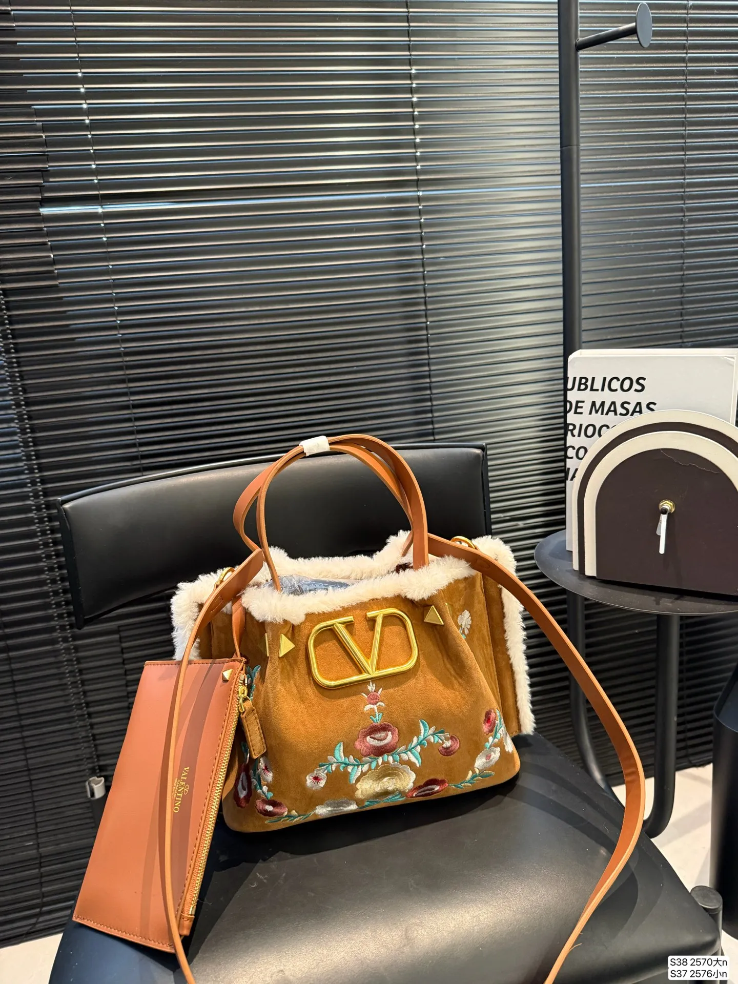 Large size P480 Small size P470 This time Valentino has really enlarged the trick. It is favored by stars from all walks of life ~ The simple design is not only full of art but also exquisite. Advanced sizes: large 37 25 small 25 20 Item number large 2570 small 2576