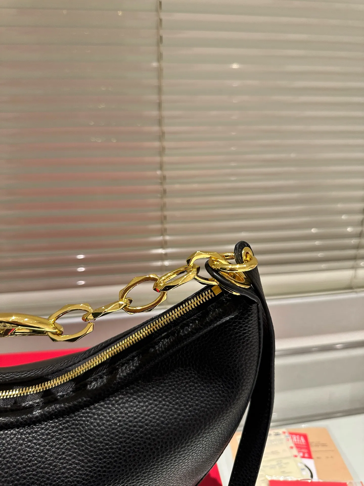 P370 comes with box ⚠️Size 30.15 Valentino VLogo moon bag Use your bag to brighten up dull autumn and winter. Valentino's VLogo Moon handbag is like the moon, with cute and soft curved lines. VLogo gold chain, retro and exquisite. Detachable shoulder strap unlocks a variety of dressing styles. It can be a casual cool girl or a classy woman. One bag can be used as many styles as you like.