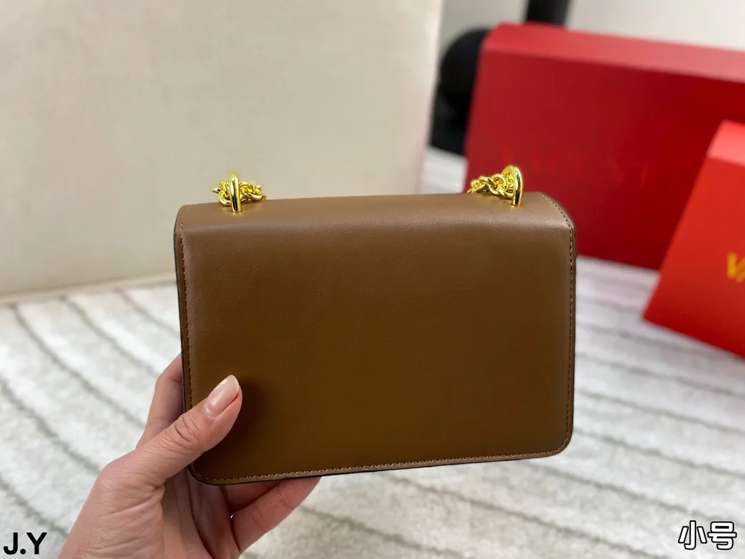 p310/p300 Folding box 🎁 Valentino Vain series handbags~ A versatile bag that can be sweet or salty, casual or business, magnetic opening and closing, practical capacity, exquisite and noble, elegant and timeless! Size: 24*16/19.5*13