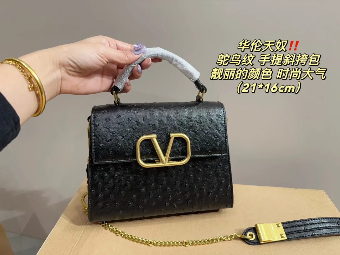 P340 comes with folding box⚠️Size 21.16 Valentino Ostrich pattern hand-held crossbody bag Very eye-catching color Good luck to beauties who like pink Good price in stock💗