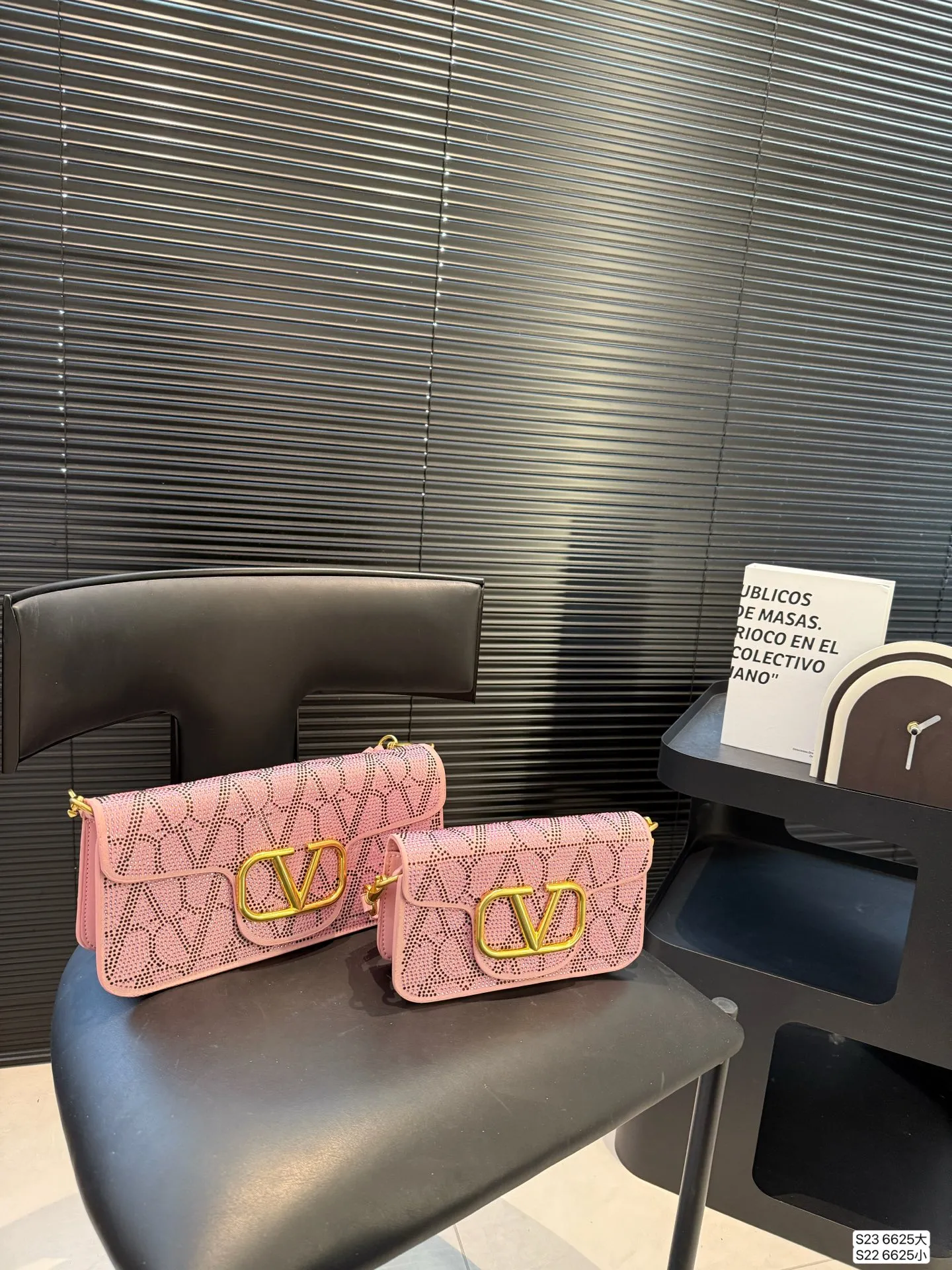Large size P330 Small size P320 with folding box This time Valentino really went big. Favored by celebrities from all walks of life ~ The simple design is not only full of art but also exquisite. High-end sizes: Large size 28 13.5 Small size 20 11 Item No. 6625