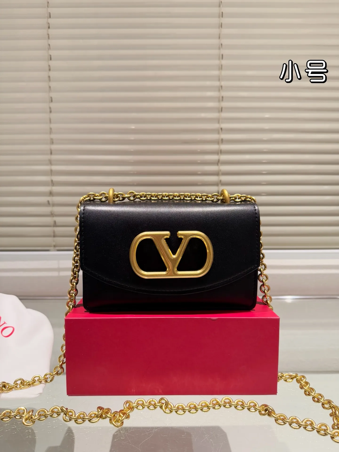 Small P330 folding box ⚠️Size 19.12 Valentino chain bag. It has a high-end feel. This look is very versatile. No matter how you carry it, there is no pressure. Which girl can refuse such a beautiful bag?