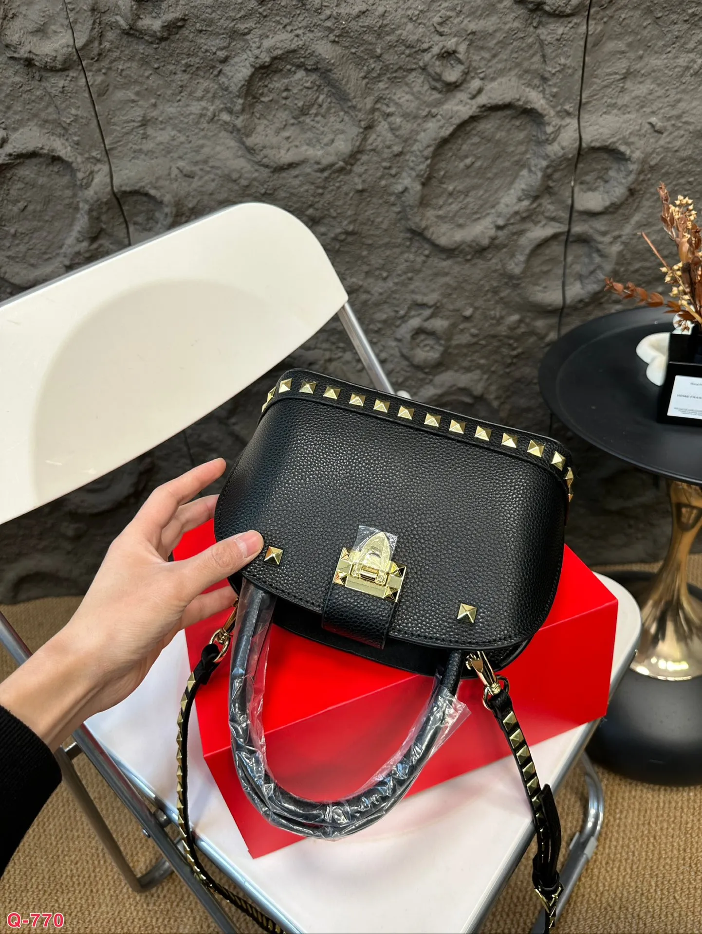 💰360 with folding box VALENTINO Valentino women's Loco calfskin handbag crossbody bag New Rockstud Alcove accessories series Iconic vlogo Signature avant-garde shape creates a unique and attractive charm. Size 21 16