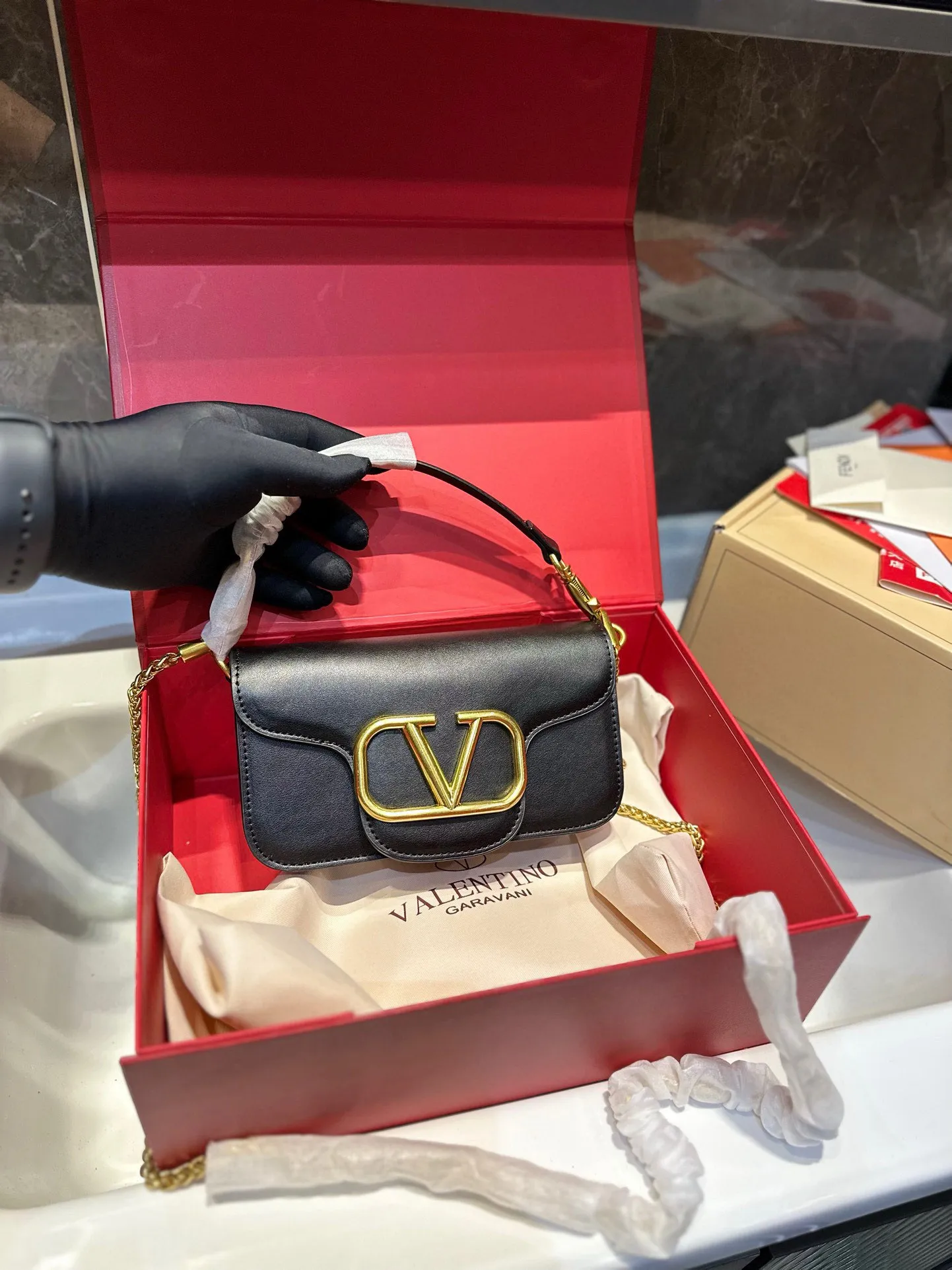 ❤️p300/145 (gift box packaging)❤️ Valentino chain bag Loco, metallic texture, big logo, simple bag silhouette unlocks fashion charm, can be salty or sweet, makes you the most beautiful girl on the street, very versatile yyds h size: 27 13/19 10