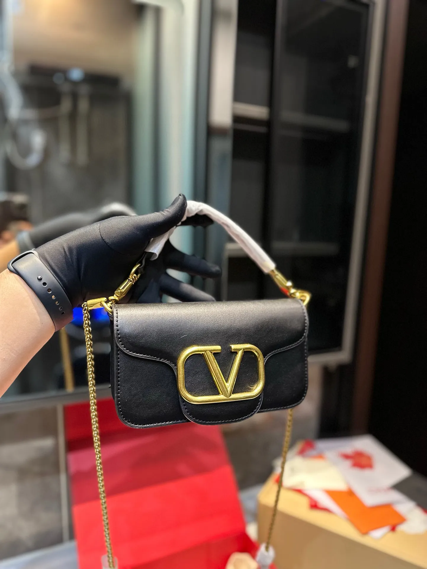 ❤️p300/145 (gift box packaging)❤️ Valentino chain bag Loco, metallic texture, big logo, simple bag silhouette unlocks fashion charm, can be salty or sweet, makes you the most beautiful girl on the street, very versatile yyds h size: 27 13/19 10