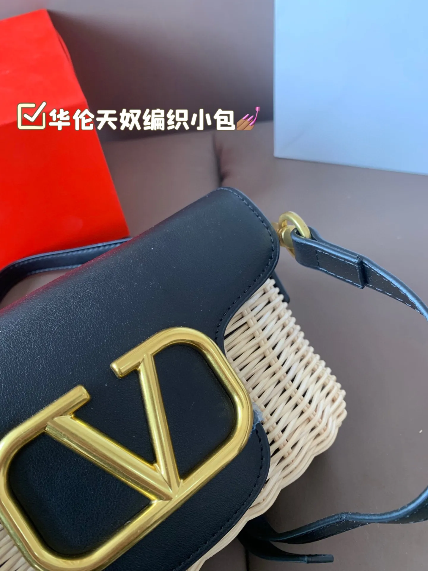 P310 comes with box Valentino woven small bag. It has a strong holiday style in spring and summer, but it is also suitable for daily life. I think it is necessary to have a bag like this. After all, no one wants to refuse the waves and beaches. Size 19*12