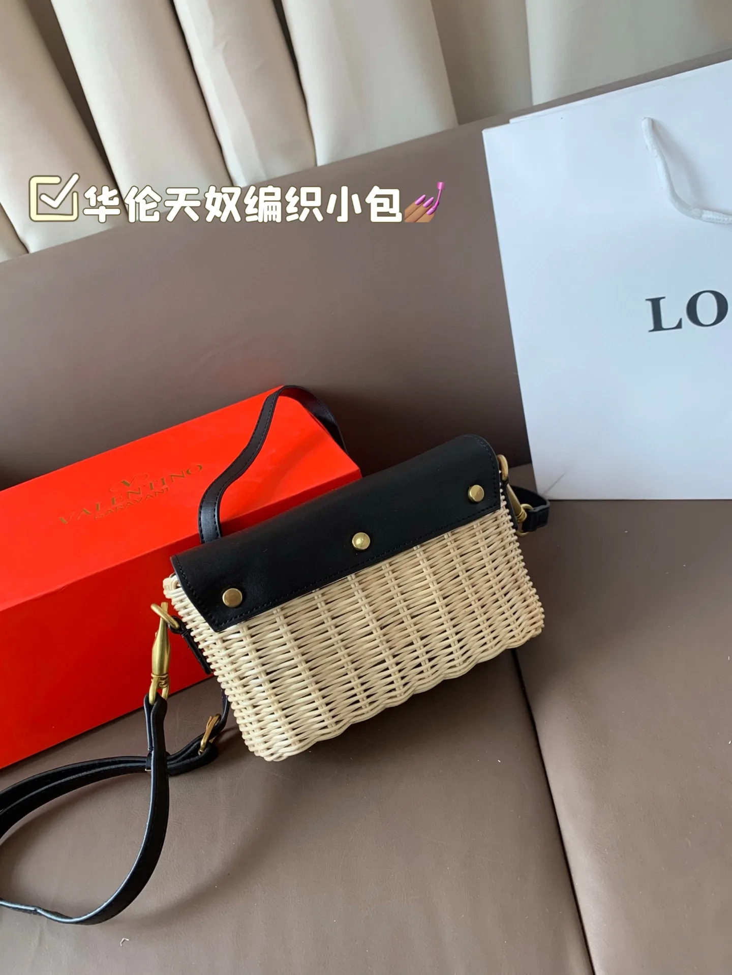 P310 comes with box Valentino woven small bag. It has a strong holiday style in spring and summer, but it is also suitable for daily life. I think it is necessary to have a bag like this. After all, no one wants to refuse the waves and beaches. Size 19*12