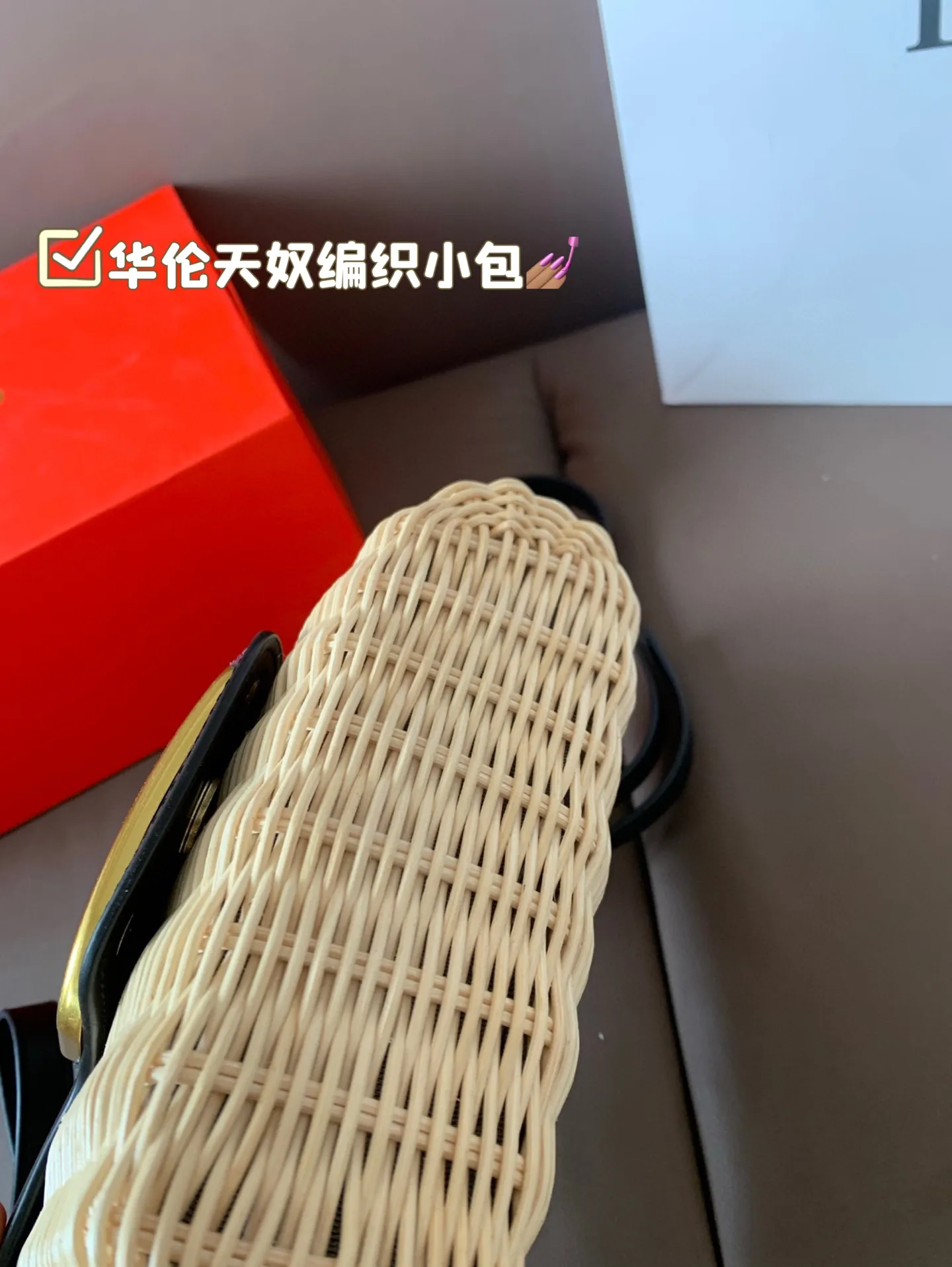 P310 comes with box Valentino woven small bag. It has a strong holiday style in spring and summer, but it is also suitable for daily life. I think it is necessary to have a bag like this. After all, no one wants to refuse the waves and beaches. Size 19*12