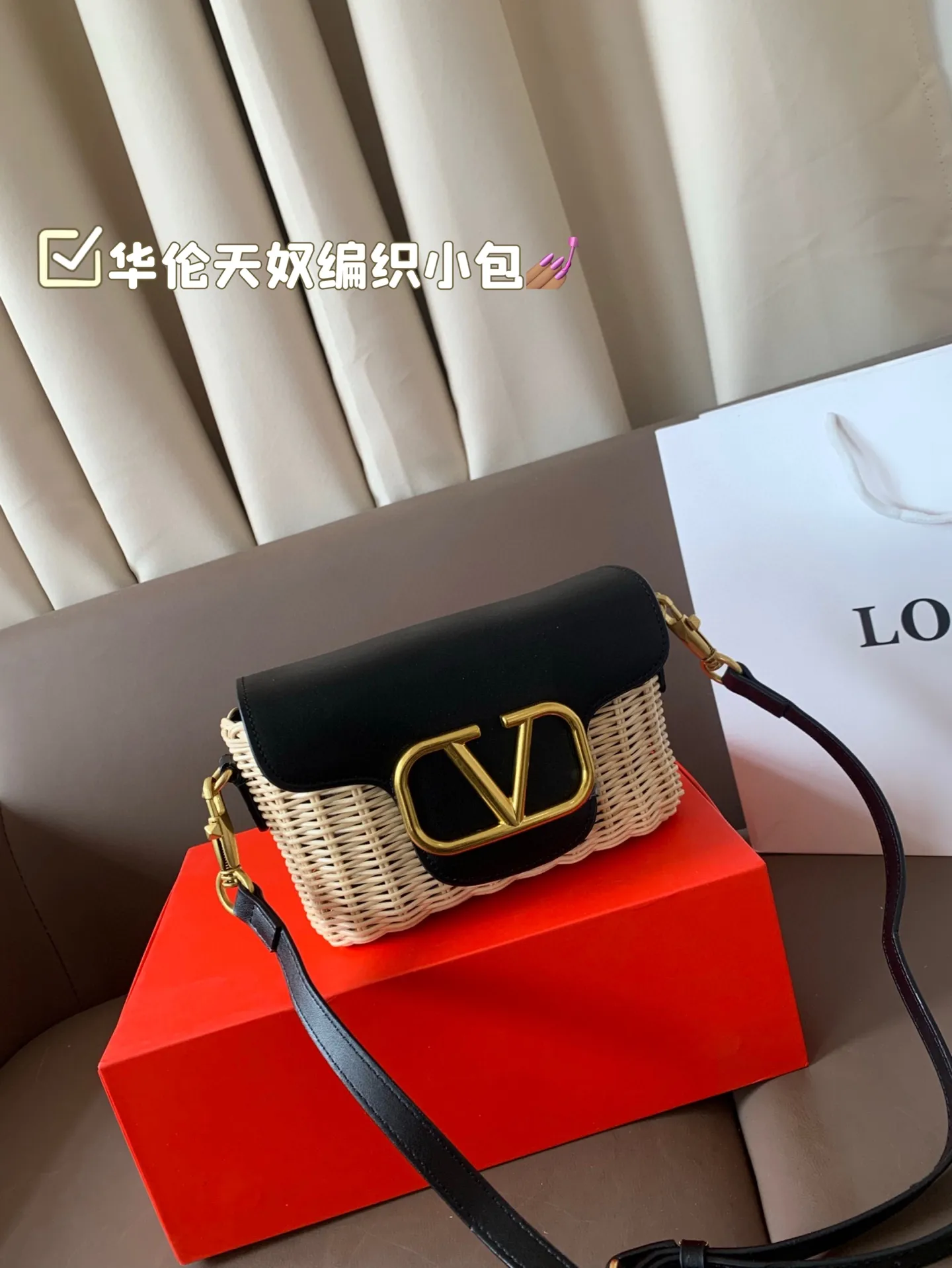 P310 comes with box Valentino woven small bag. It has a strong holiday style in spring and summer, but it is also suitable for daily life. I think it is necessary to have a bag like this. After all, no one wants to refuse the waves and beaches. Size 19*12