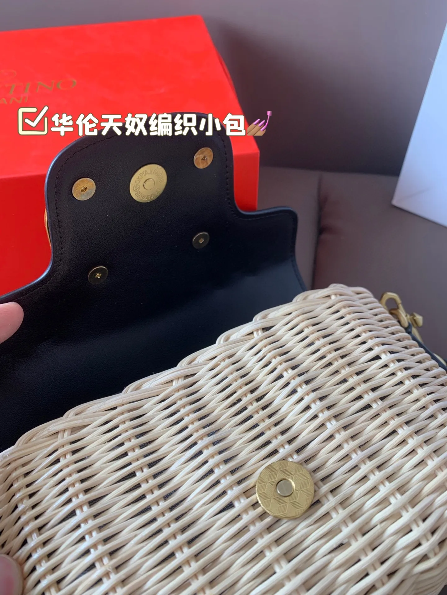 P310 comes with box Valentino woven small bag. It has a strong holiday style in spring and summer, but it is also suitable for daily life. I think it is necessary to have a bag like this. After all, no one wants to refuse the waves and beaches. Size 19*12
