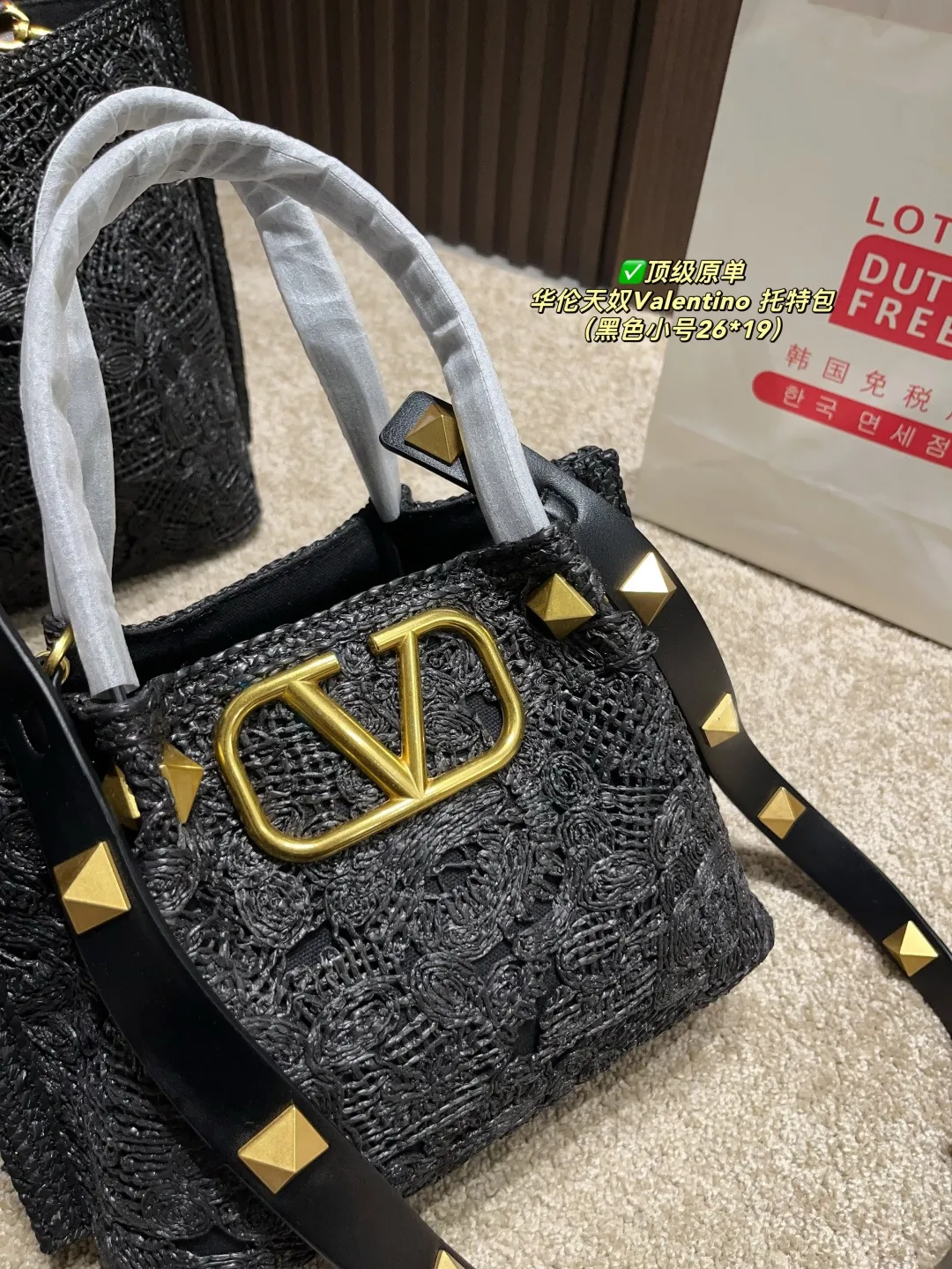 ✅Top original order Large p680⚠️Size 37.27 Small p600⚠️Size 26.19 Valentino Tote bag The tote bag is made of customized heavy embroidery material. The gaps formed by the interweaving create a clear texture. It is embellished with apricot leather handles and shoulder straps. It can be carried by hand or shoulder! Full of high-end fashion, it is the first choice for this summer