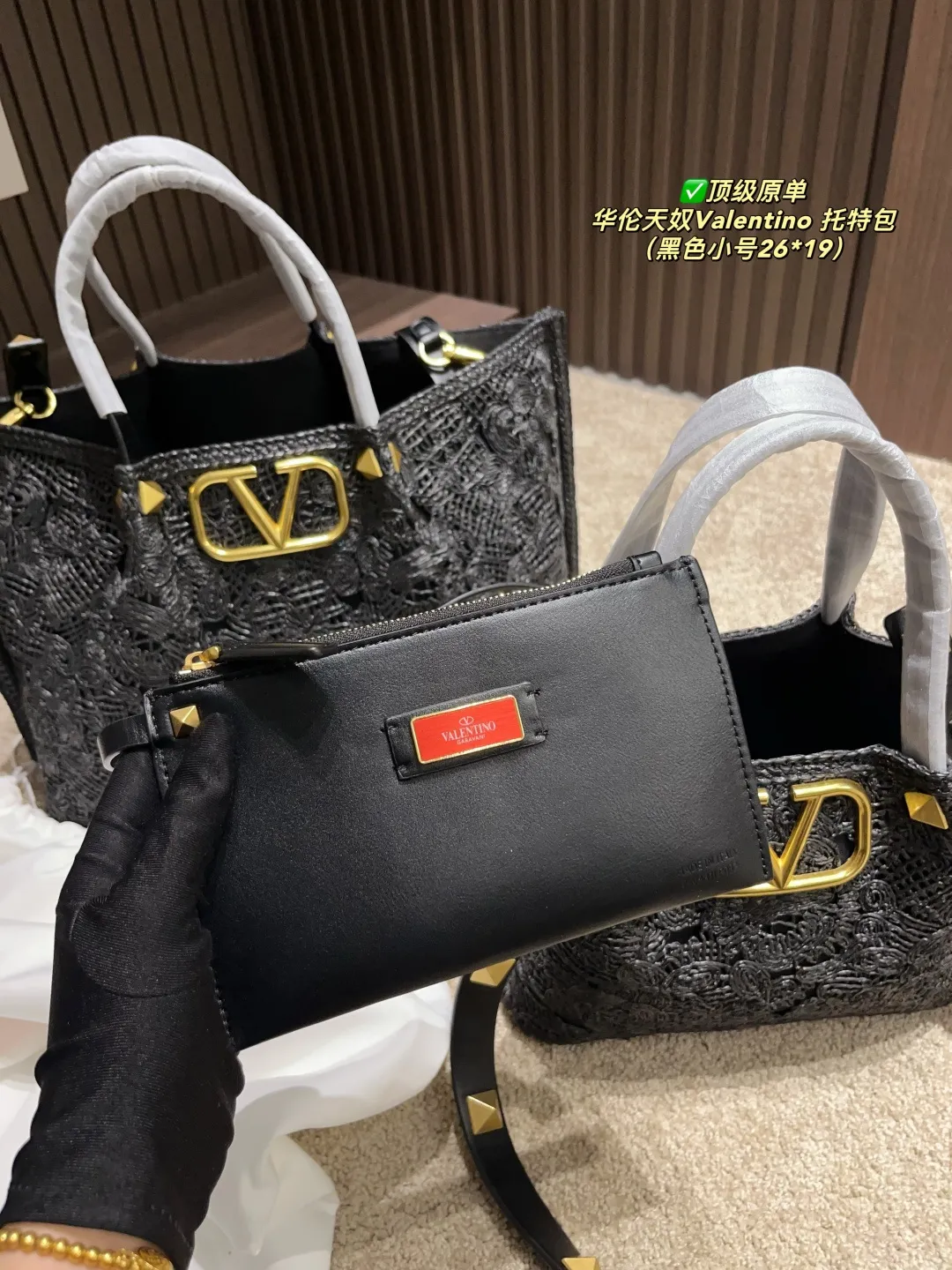 ✅Top original order Large p680⚠️Size 37.27 Small p600⚠️Size 26.19 Valentino Tote bag The tote bag is made of customized heavy embroidery material. The gaps formed by the interweaving create a clear texture. It is embellished with apricot leather handles and shoulder straps. It can be carried by hand or shoulder! Full of high-end fashion, it is the first choice for this summer