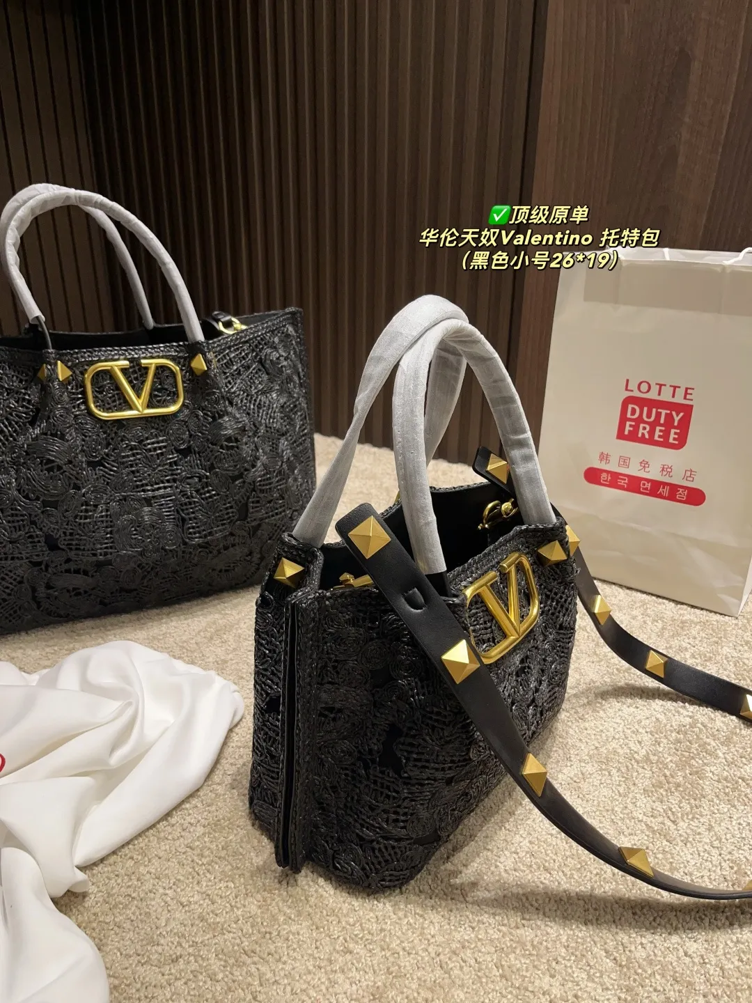 ✅Top original order Large p680⚠️Size 37.27 Small p600⚠️Size 26.19 Valentino Tote bag The tote bag is made of customized heavy embroidery material. The gaps formed by the interweaving create a clear texture. It is embellished with apricot leather handles and shoulder straps. It can be carried by hand or shoulder! Full of high-end fashion, it is the first choice for this summer