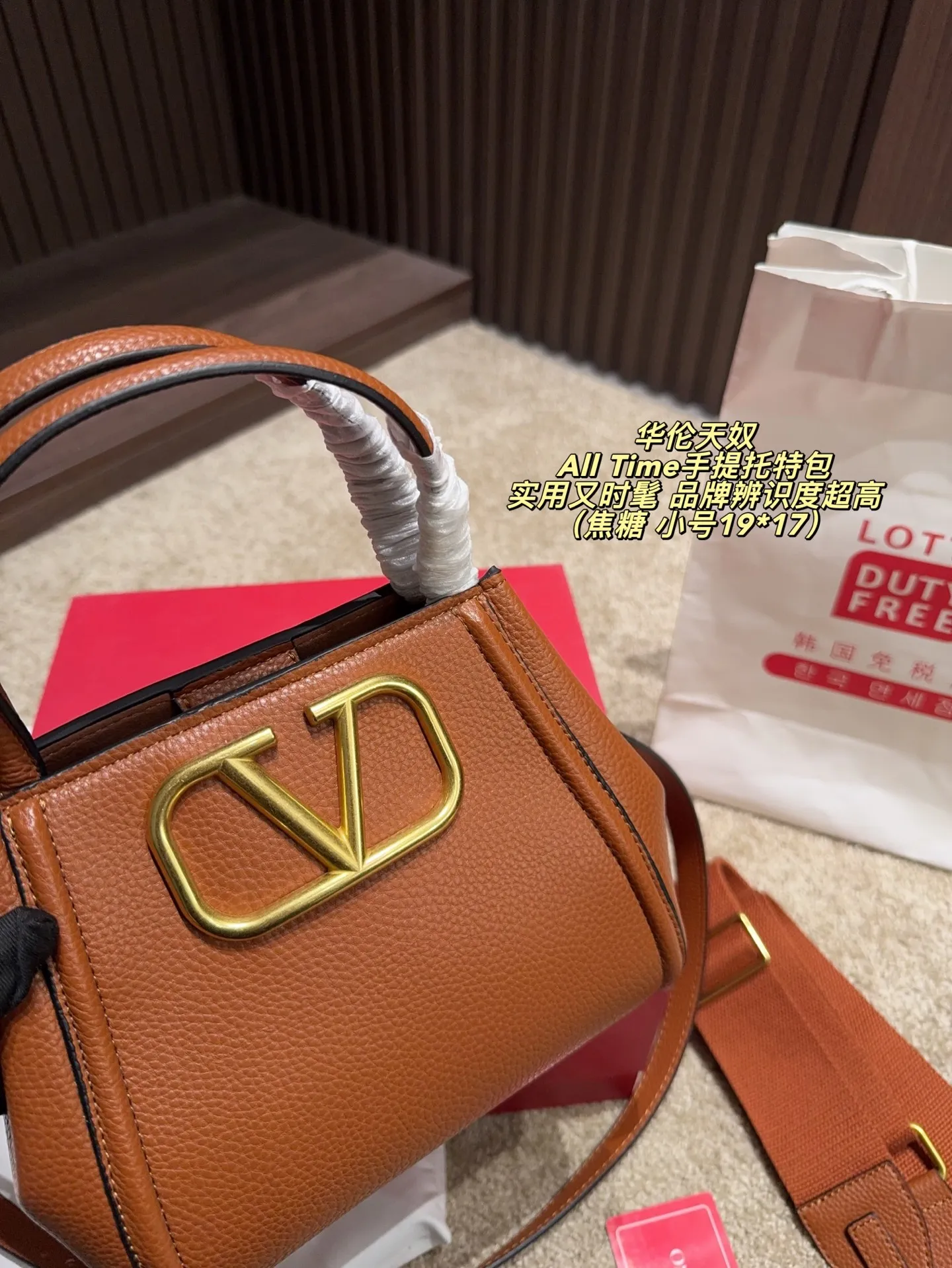 The large P400 comes with a folding box⚠️size 25*21. The small P380 comes with a folding box⚠️size 19*17. The Valentino All Time portable tote bag is made of brown grained calfskin, with a delicate and durable texture. It is paired with a metal VLogo, making it highly recognizable. The bag has a simple and elegant shape, with a hand carry and adjustable shoulder straps. It can be carried by hand or cross-body, and can be easily carried on commuting or formal occasions. The internal space is reasonable and daily items can be easily stored. It is practical and fashionable. It is an ideal choice for urban girls!