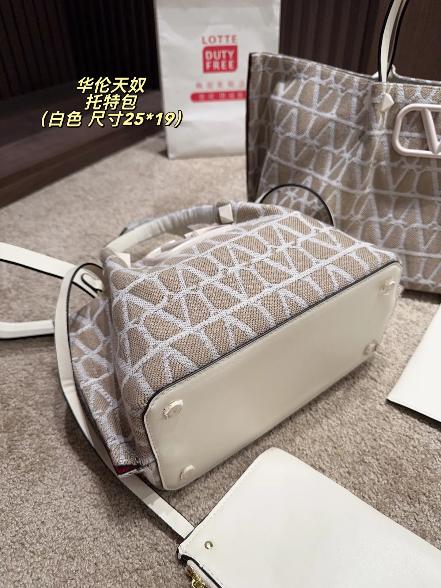 Large p380⚠️Size 38.25 Small P370⚠️Size 25.19 Valentino Tote bag has unlimited charm and unleashes your fashion attitude. It has a unique appearance and many cute colors to choose from. It is a fashion item not to be missed. Different from the softness of canvas bags, it creates a free and easy feeling when carried on the body. It is super textured and is loved by fashionistas.