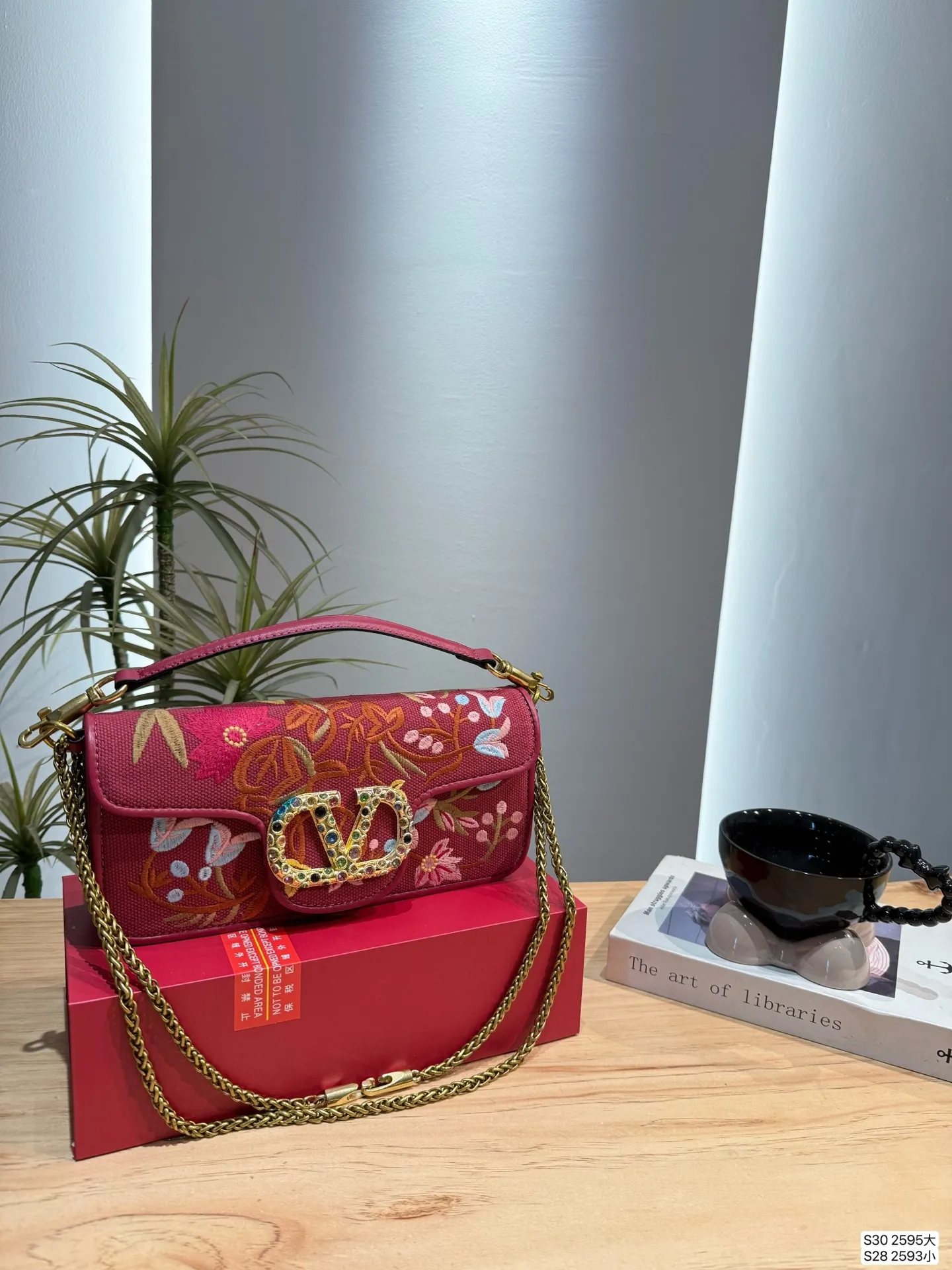Large size P400, small size P390, with folding box. This time Valentino really went big. Favored by celebrities from all walks of life ~ The simple design is not only artistic but also exquisite. High-end sizes: large size 26 12, small size 20 11, item number large 2595, small 2593