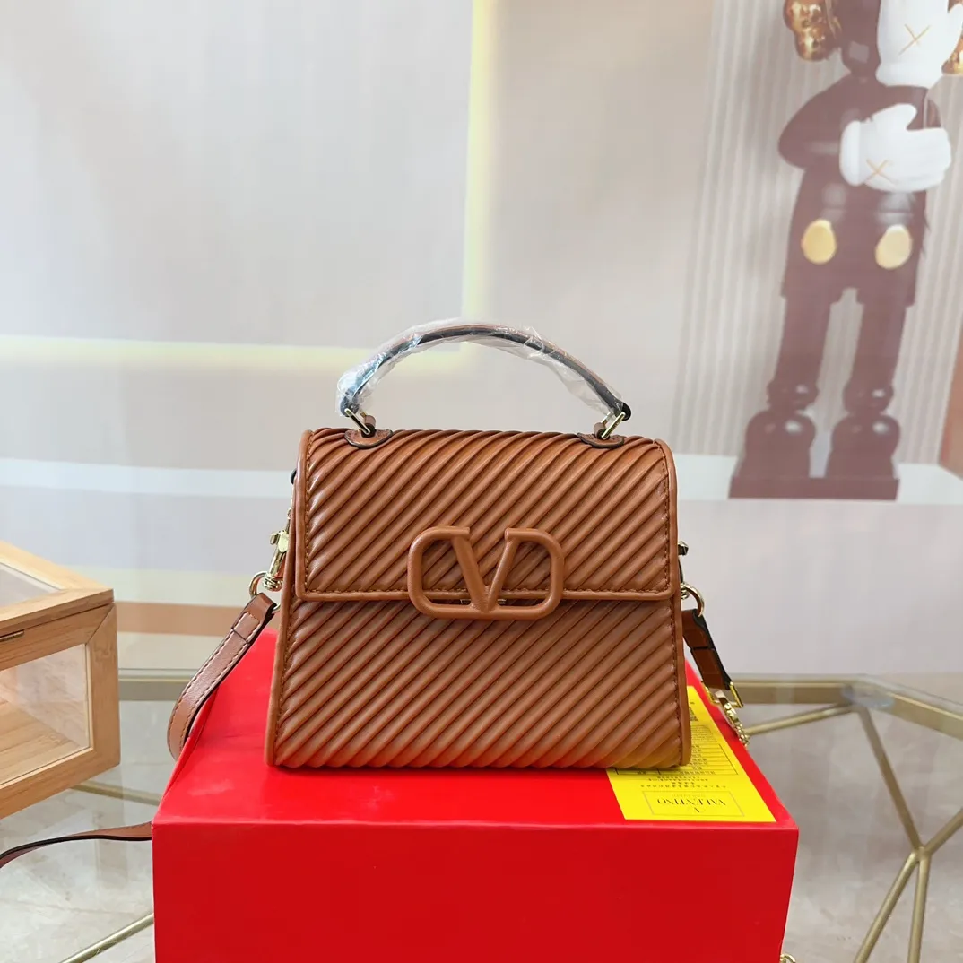 p340 (gift box packaging) Valentino Logo shoulder bag, full of luxury, a classic among classics, can be easily matched with any combination, size 21*15cm le