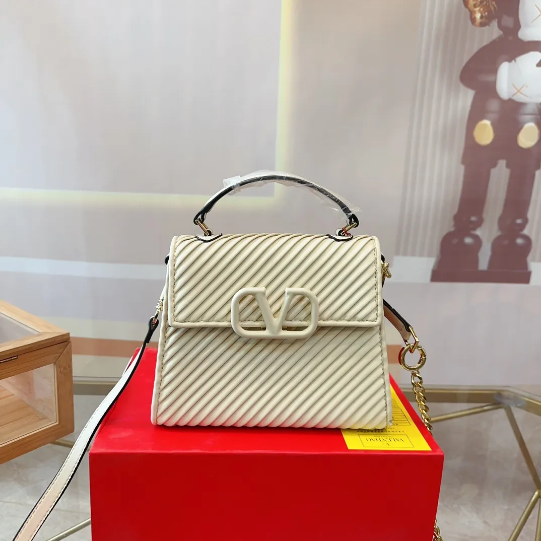 p340 (gift box packaging) Valentino Logo shoulder bag, full of luxury, a classic among classics, can be easily matched with any combination, size 21*15cm le