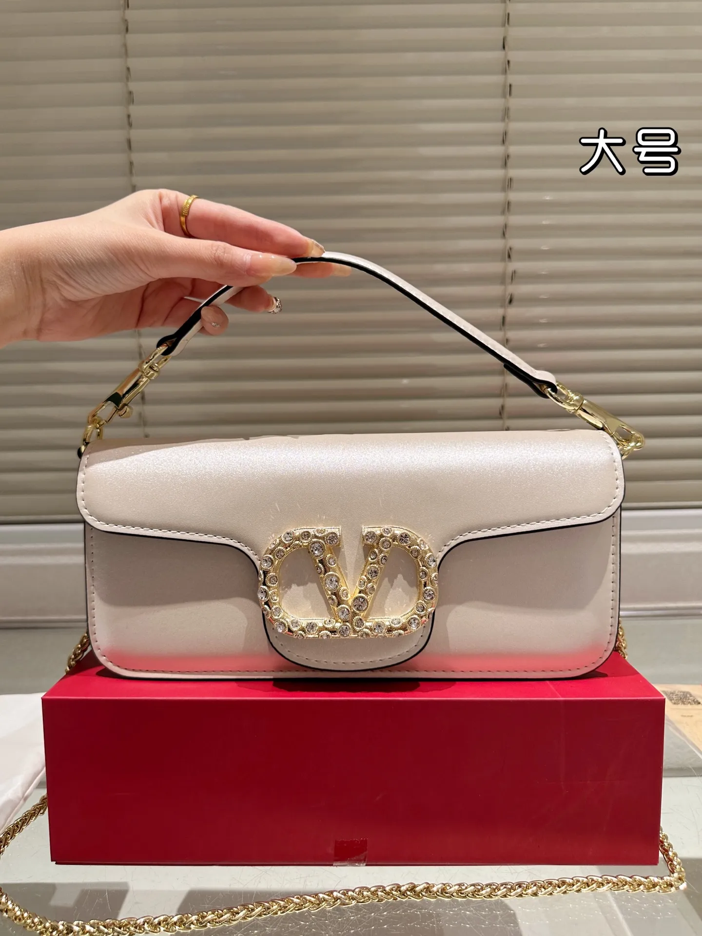 Large P320 Folding Box ⚠️Size 26.11 Valentino Loco Shoulder Bag Overflowing with Sophistication This Look Is Very Versatile No matter how you carry it, you won’t feel any pressure. Which girl can resist such a beautiful bag?