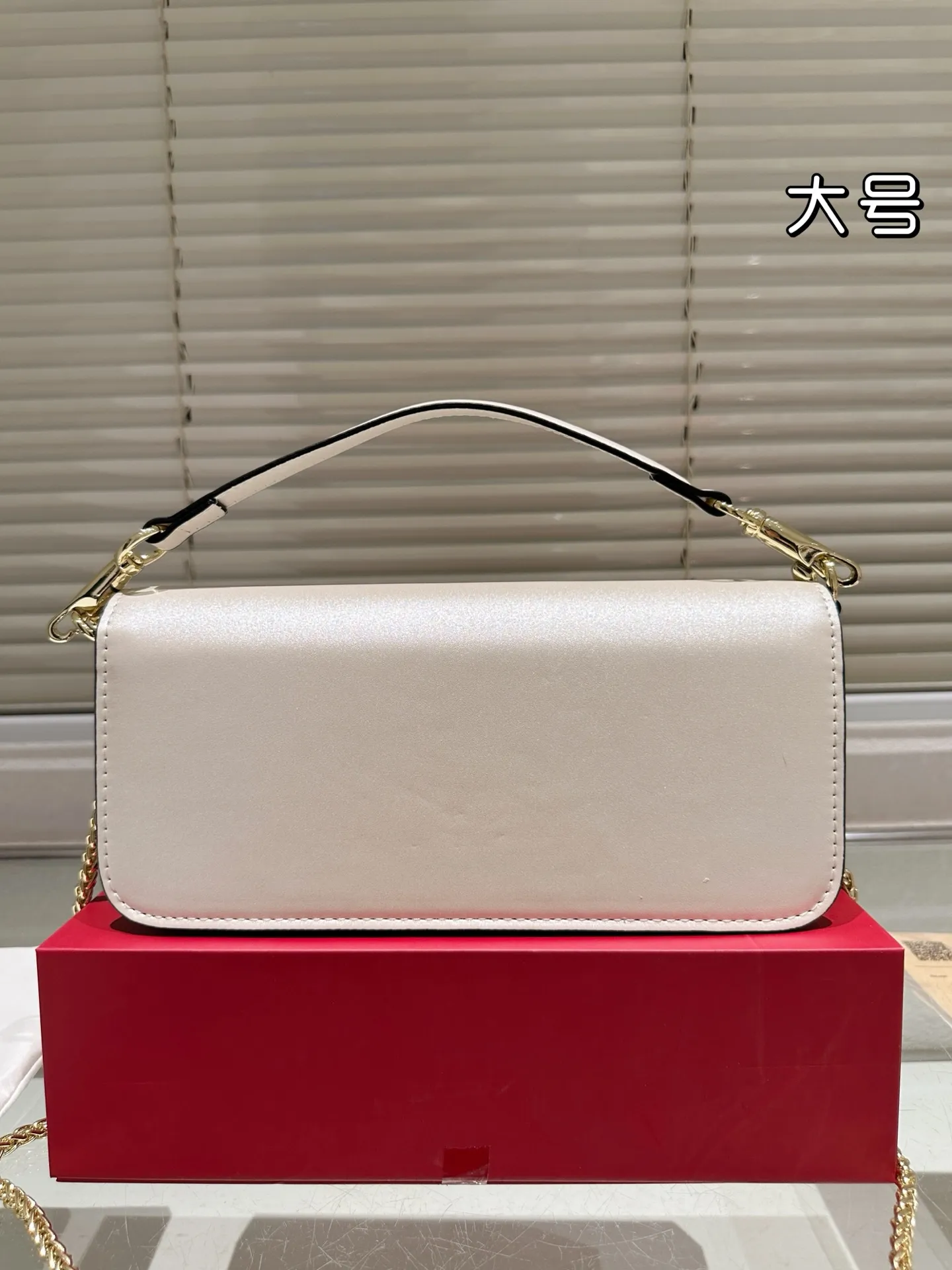 Large P320 Folding Box ⚠️Size 26.11 Valentino Loco Shoulder Bag Overflowing with Sophistication This Look Is Very Versatile No matter how you carry it, you won’t feel any pressure. Which girl can resist such a beautiful bag?