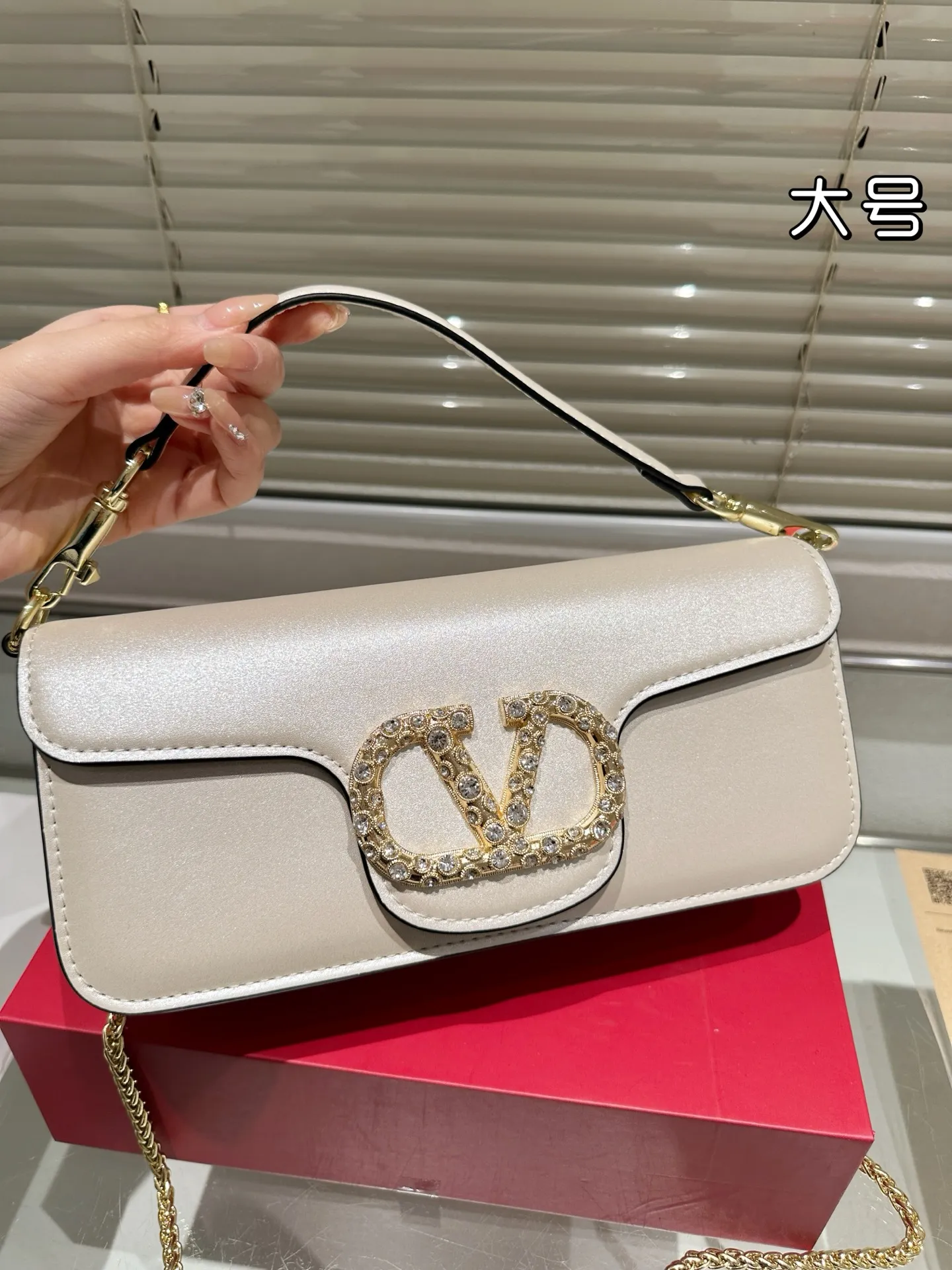 Large P320 Folding Box ⚠️Size 26.11 Valentino Loco Shoulder Bag Overflowing with Sophistication This Look Is Very Versatile No matter how you carry it, you won’t feel any pressure. Which girl can resist such a beautiful bag?