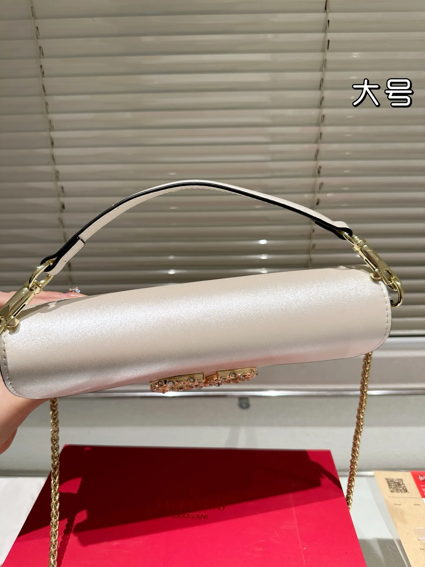 Large P320 Folding Box ⚠️Size 26.11 Valentino Loco Shoulder Bag Overflowing with Sophistication This Look Is Very Versatile No matter how you carry it, you won’t feel any pressure. Which girl can resist such a beautiful bag?