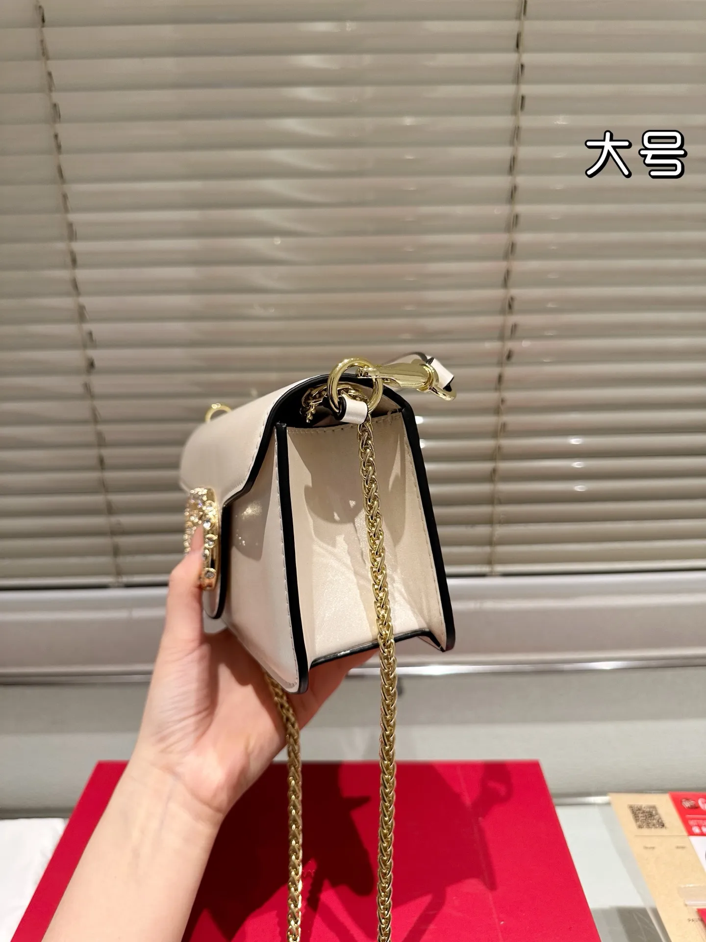 Large P320 Folding Box ⚠️Size 26.11 Valentino Loco Shoulder Bag Overflowing with Sophistication This Look Is Very Versatile No matter how you carry it, you won’t feel any pressure. Which girl can resist such a beautiful bag?