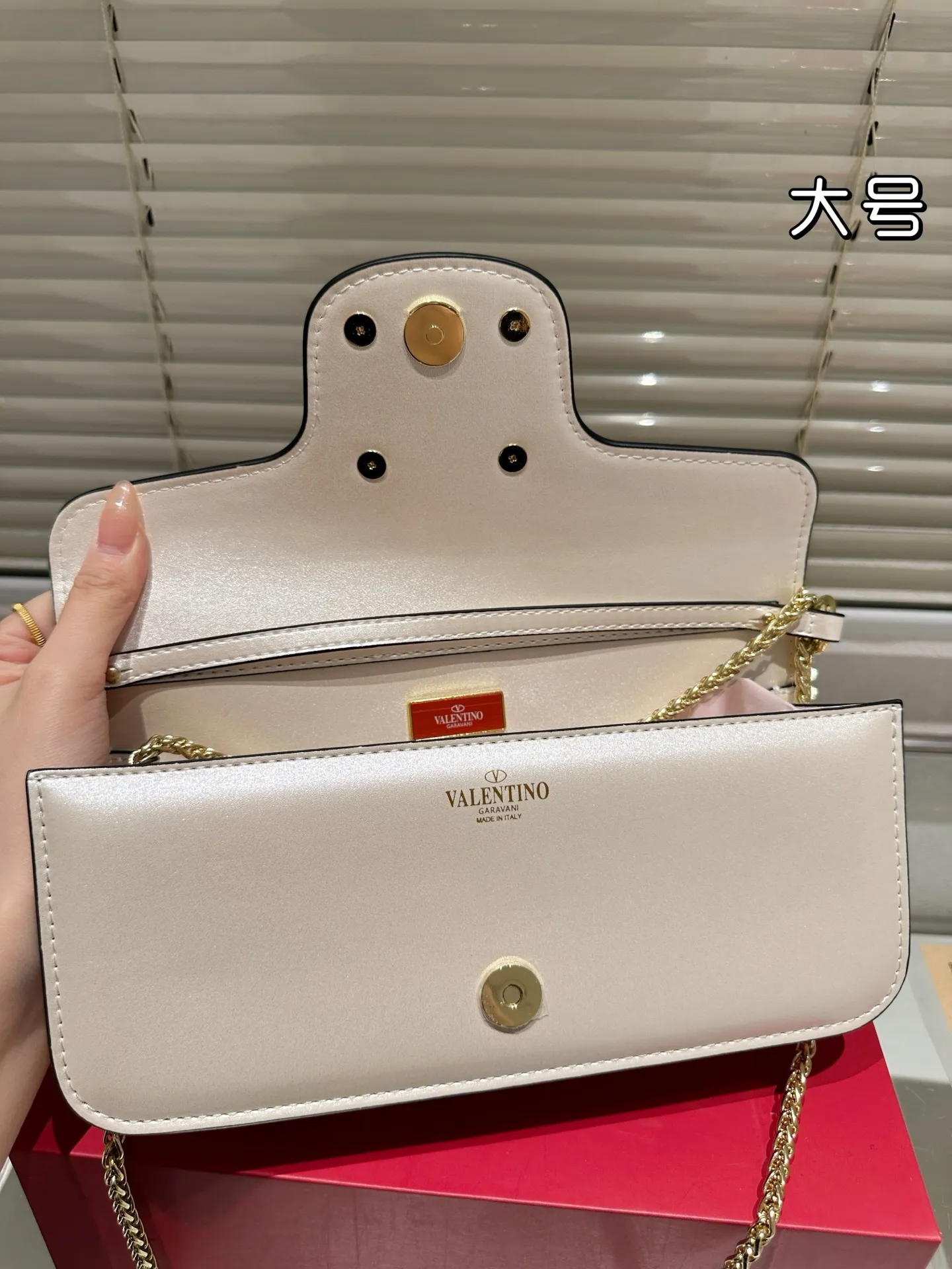 Large P320 Folding Box ⚠️Size 26.11 Valentino Loco Shoulder Bag Overflowing with Sophistication This Look Is Very Versatile No matter how you carry it, you won’t feel any pressure. Which girl can resist such a beautiful bag?