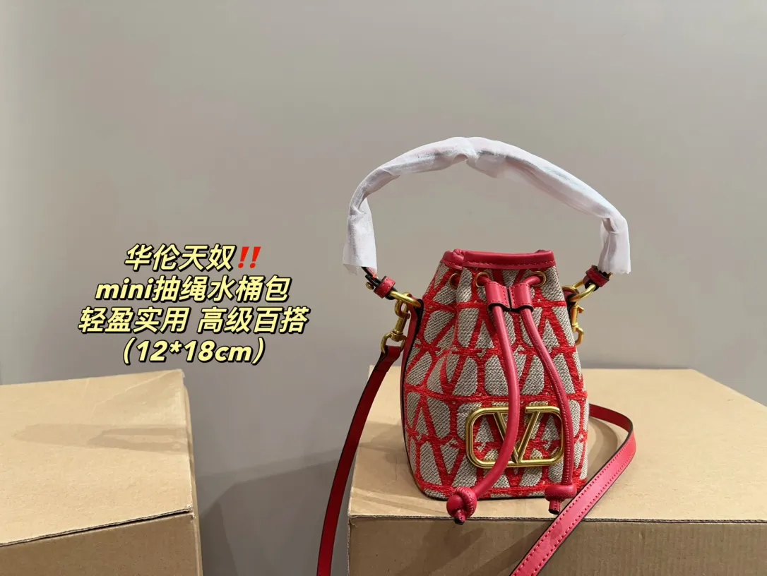 P310 comes with folding box ⚠️Size 12.18 Valentino mini drawstring bucket bag. The texture is very soft. The chain and logo are all gold. Sisters, don’t worry. This bag is very light, and I think it is very practical. It is very easy to match and the capacity is quite large. Basically, when we girls go out, we can put daily things in it. The black color with gold logo and chain looks really high-end and very attractive.