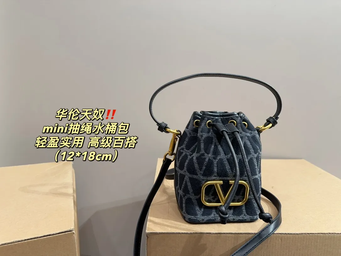 P310 comes with folding box ⚠️Size 12.18 Valentino mini drawstring bucket bag. The texture is very soft. The chain and logo are all gold. Sisters, don’t worry. This bag is very light, and I think it is very practical. It is very easy to match and the capacity is quite large. Basically, when we girls go out, we can put daily things in it. The black color with gold logo and chain looks really high-end and very attractive.