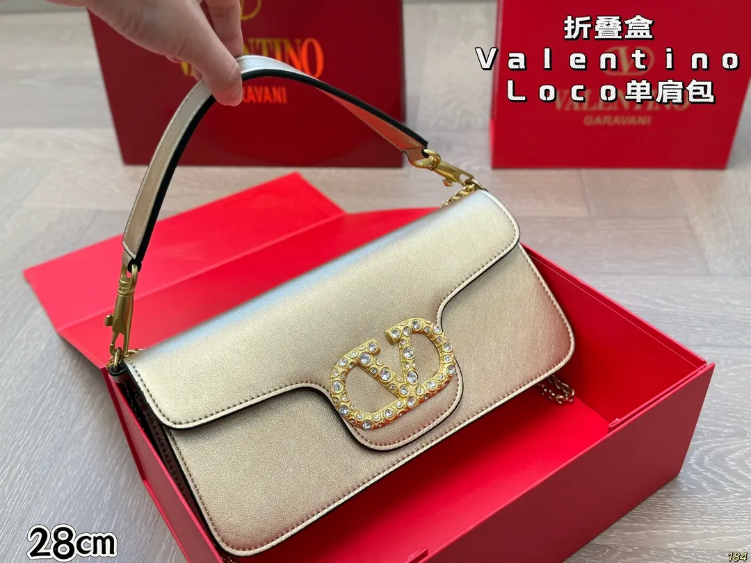 Large ¥310 Folding Box Valentino Loco Shoulder Bag Overflowing with a sense of luxury. This beautiful upper body is very versatile. No matter how you carry it, there is no pressure. Which girl can resist such a beautiful bag? Size: Large 28 13