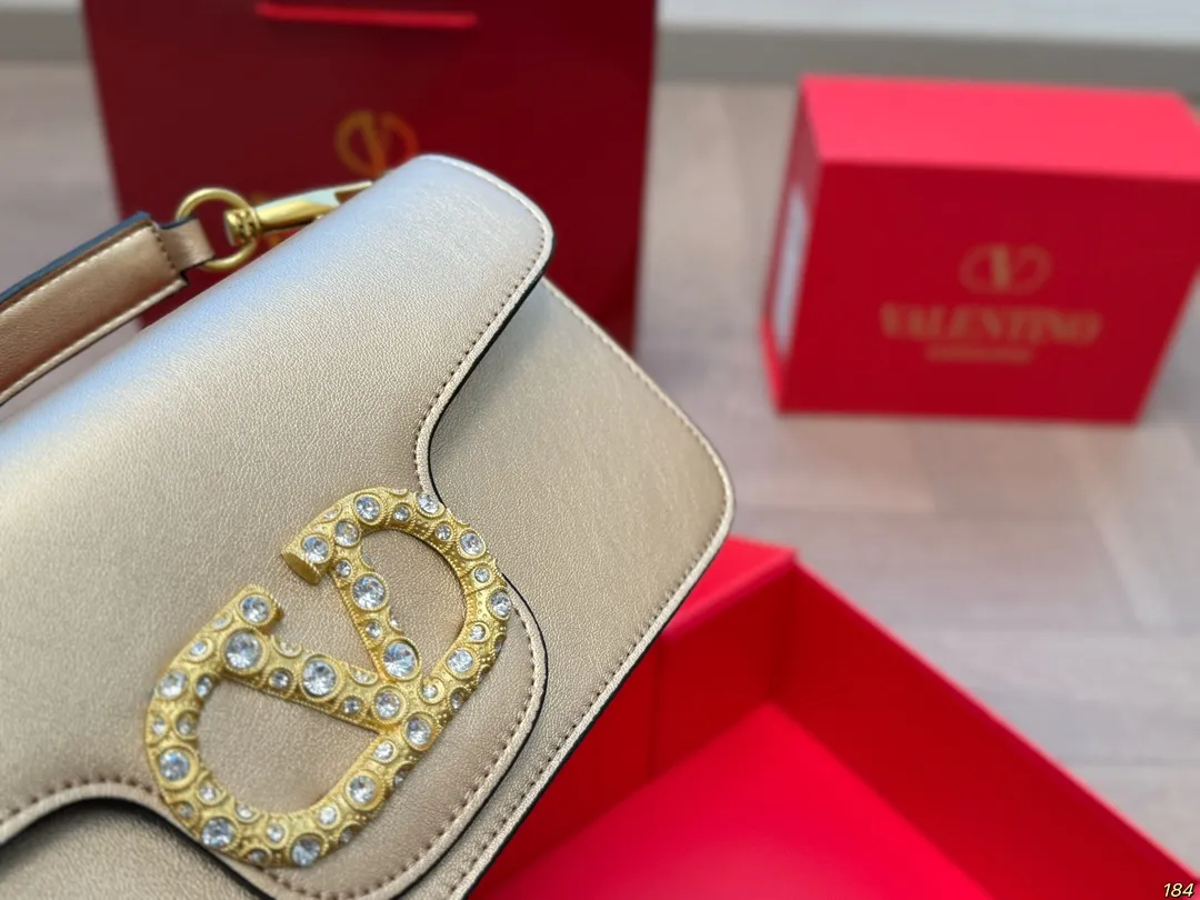 Large ¥310 Folding Box Valentino Loco Shoulder Bag Overflowing with a sense of luxury. This beautiful upper body is very versatile. No matter how you carry it, there is no pressure. Which girl can resist such a beautiful bag? Size: Large 28 13