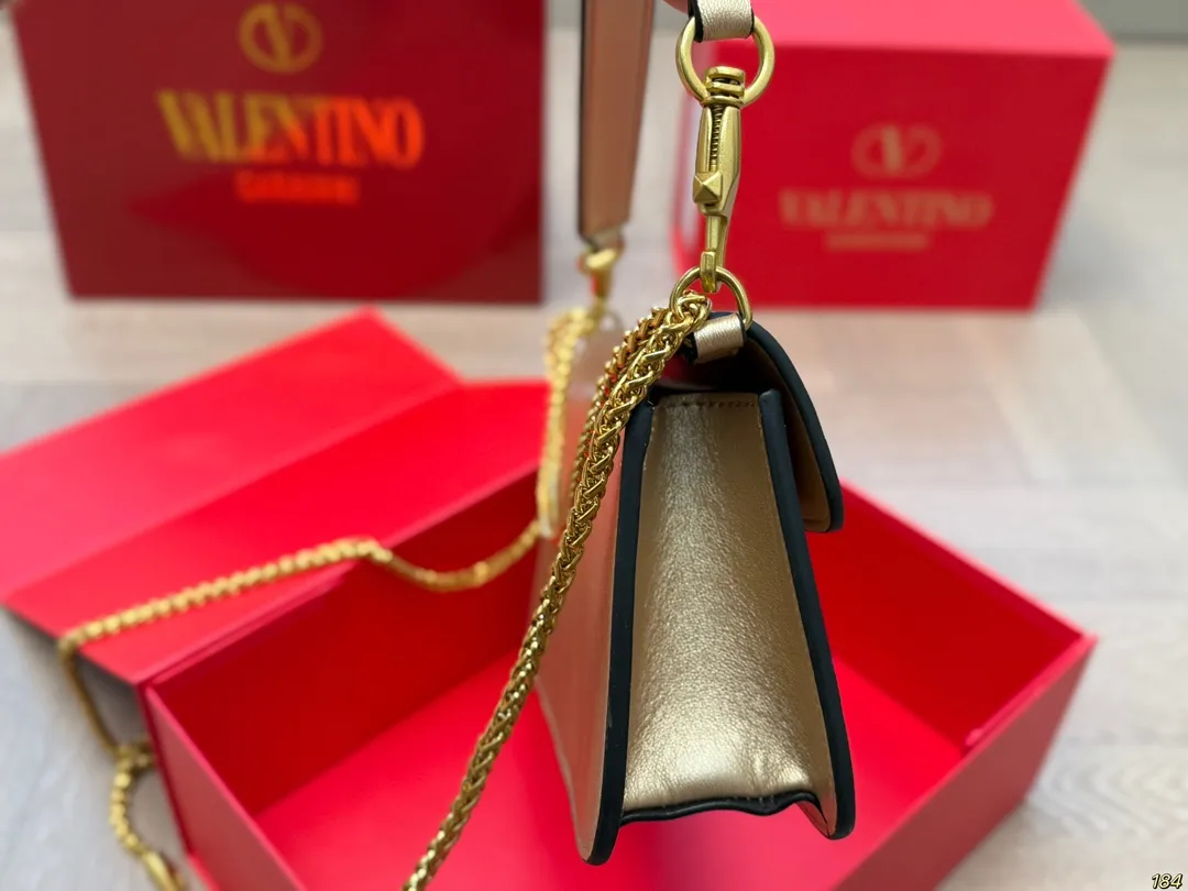 Large ¥310 Folding Box Valentino Loco Shoulder Bag Overflowing with a sense of luxury. This beautiful upper body is very versatile. No matter how you carry it, there is no pressure. Which girl can resist such a beautiful bag? Size: Large 28 13