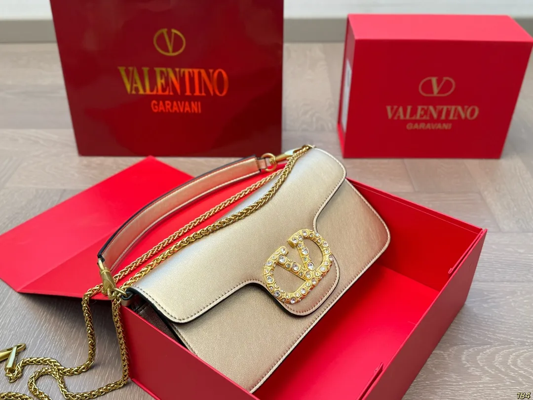 Large ¥310 Folding Box Valentino Loco Shoulder Bag Overflowing with a sense of luxury. This beautiful upper body is very versatile. No matter how you carry it, there is no pressure. Which girl can resist such a beautiful bag? Size: Large 28 13