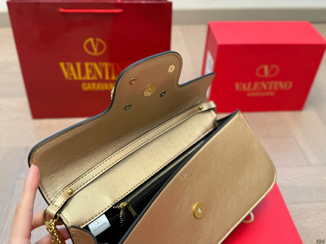 Large ¥310 Folding Box Valentino Loco Shoulder Bag Overflowing with a sense of luxury. This beautiful upper body is very versatile. No matter how you carry it, there is no pressure. Which girl can resist such a beautiful bag? Size: Large 28 13