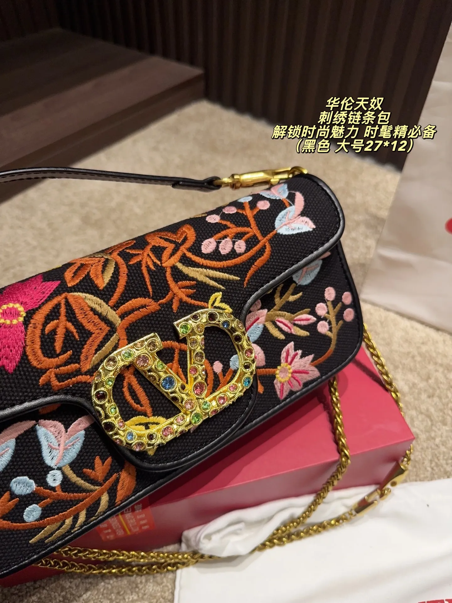 Large P400 comes with box⚠️size 27*12 Small P390 comes with box⚠️size 20*11 Valentino embroidered chain bag Unlocks fashion charm Can be salty or sweet The most beautiful girl on the street