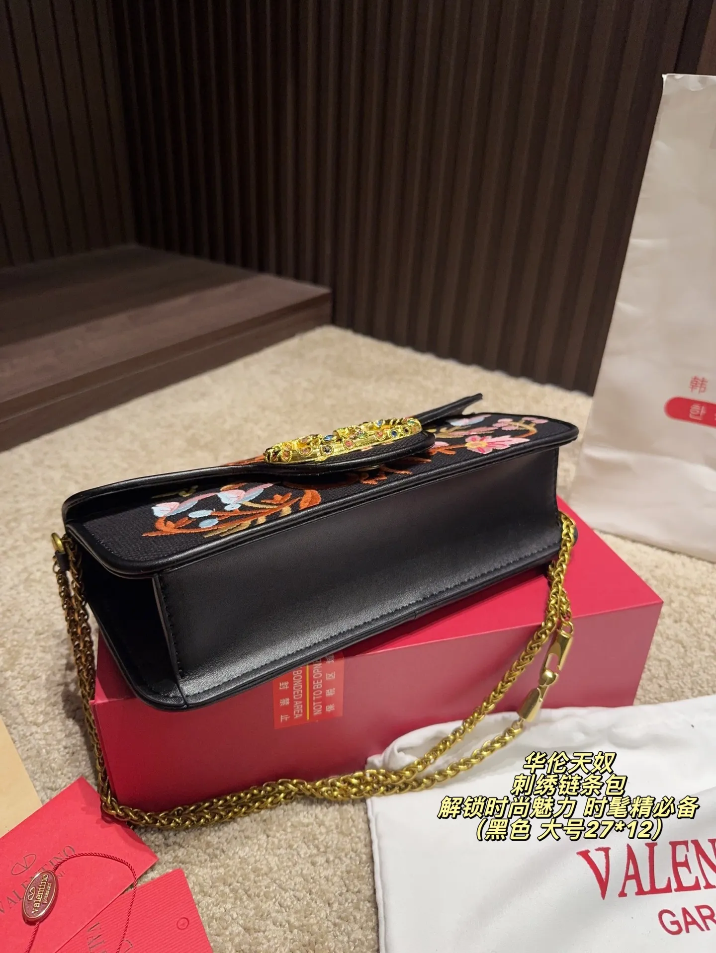 Large P400 comes with box⚠️size 27*12 Small P390 comes with box⚠️size 20*11 Valentino embroidered chain bag Unlocks fashion charm Can be salty or sweet The most beautiful girl on the street