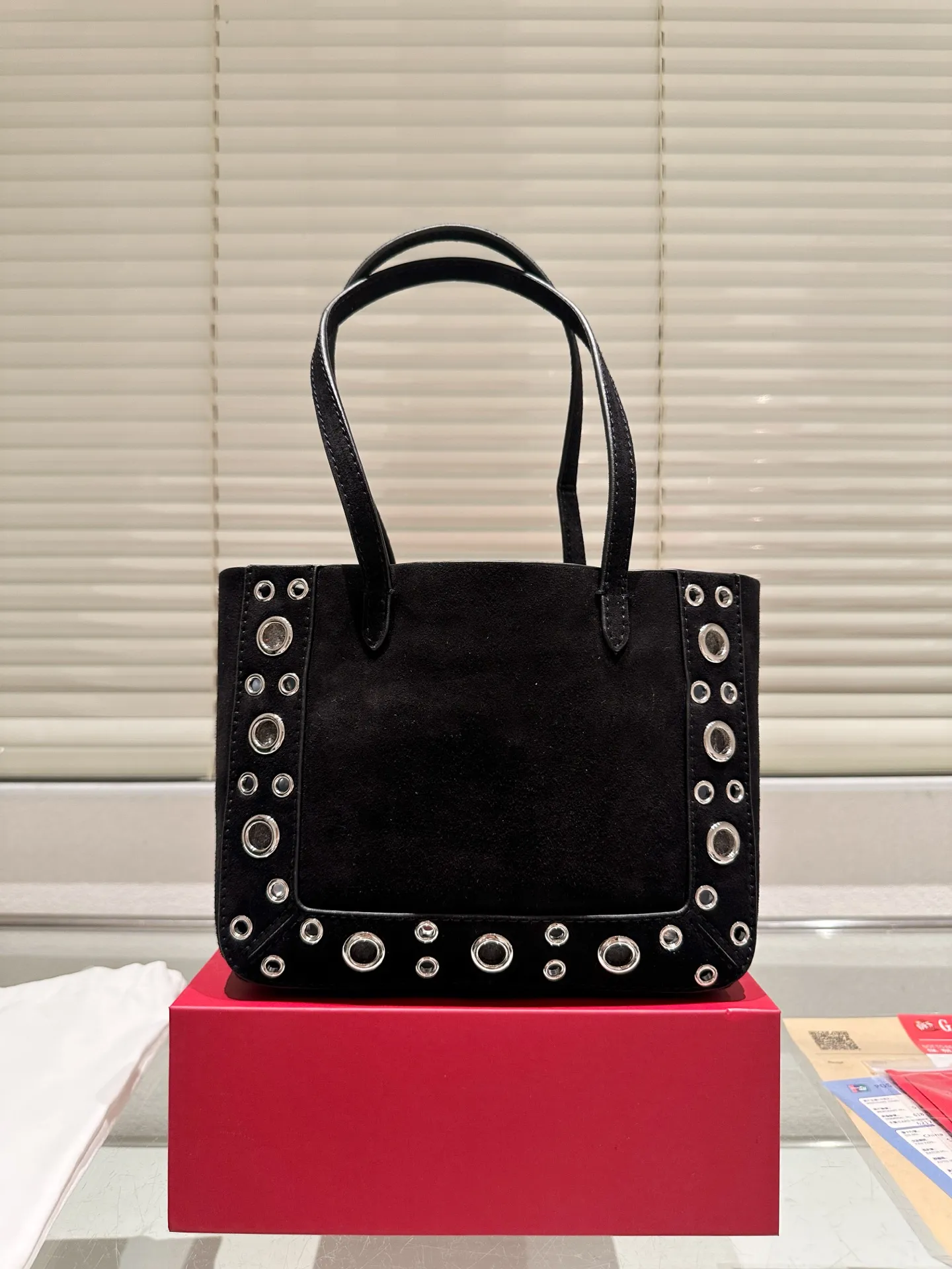 P360 comes with box, size 21*17 Valentino nellcote tote bag, suede body, decorated with ball rivets and hollow details, balancing retro and fashionable. It can be freely switched between hand-carrying and shoulder-carrying, and combined with a detachable carrying bag, it combines practicality and fun.