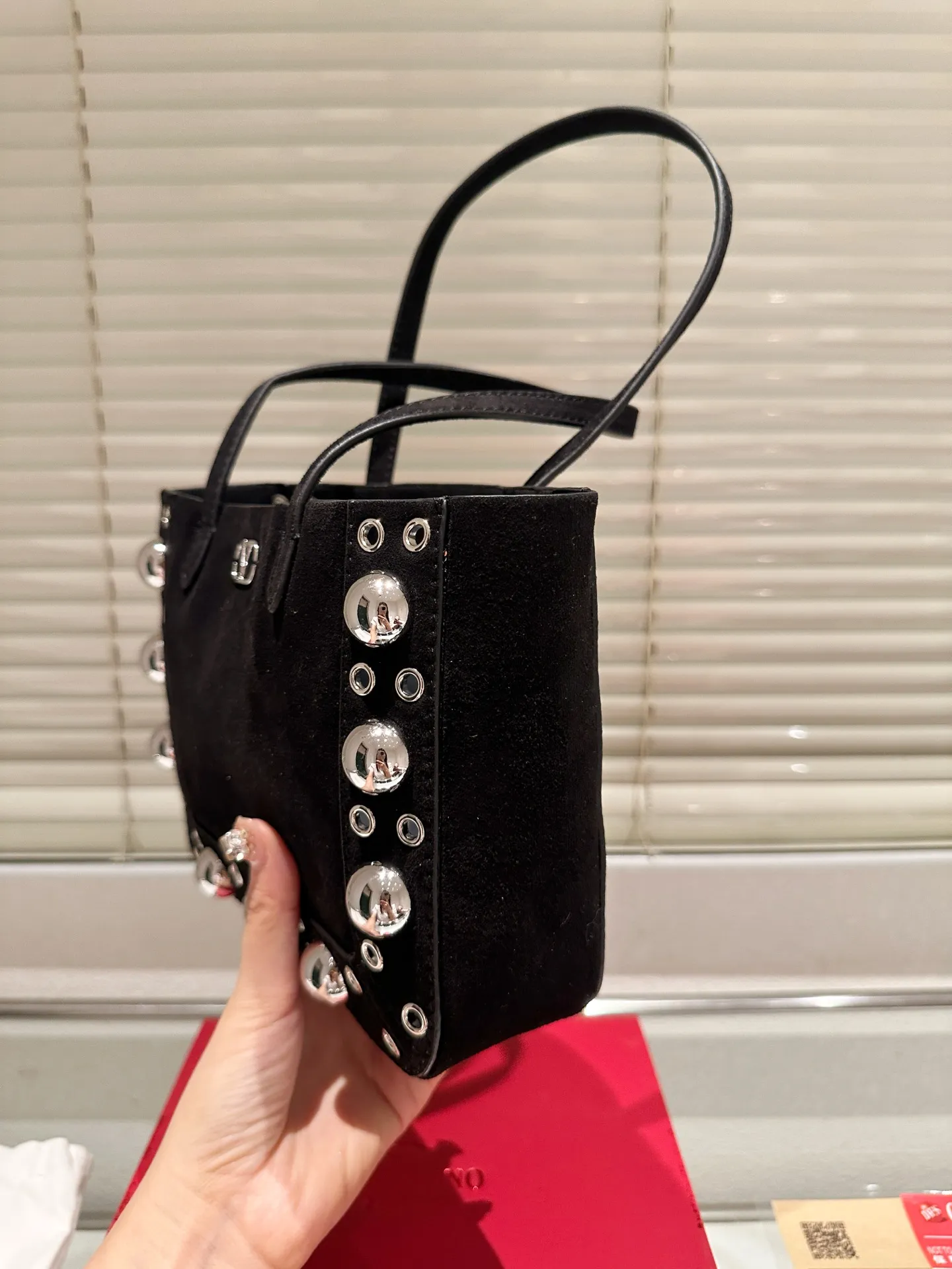 P360 comes with box, size 21*17 Valentino nellcote tote bag, suede body, decorated with ball rivets and hollow details, balancing retro and fashionable. It can be freely switched between hand-carrying and shoulder-carrying, and combined with a detachable carrying bag, it combines practicality and fun.