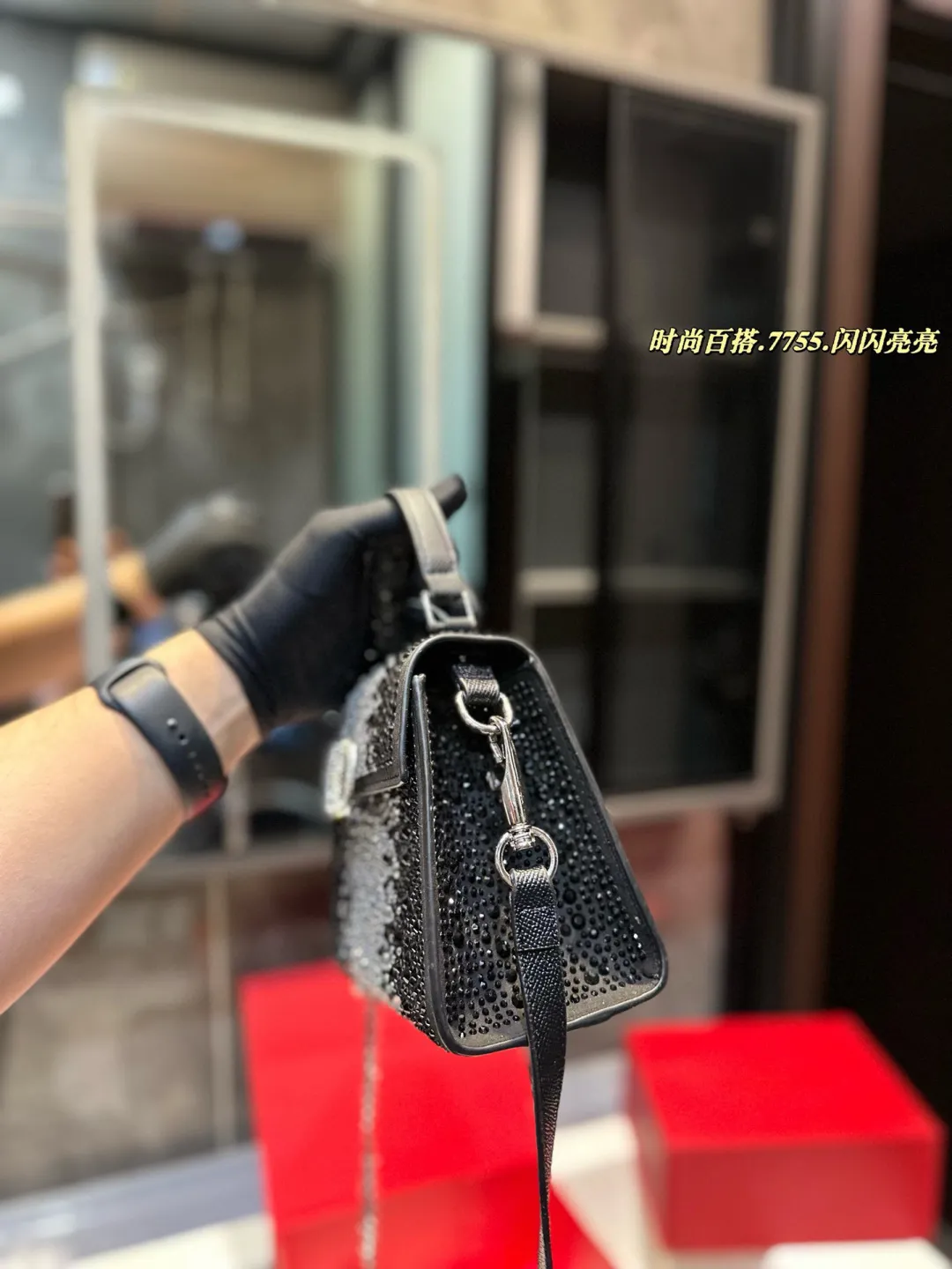 ❤️P330 (gift box packaging)❤️ valentino vsling full diamond tote bag Valentino is a handbag. If the shoulder strap is connected, it can be used as a shoulder bag or crossbody bag. The V mark on the front of the bag is the unique Valentino logo. It has a sense of luxury and fashion. good#Valentino Size: 19 15